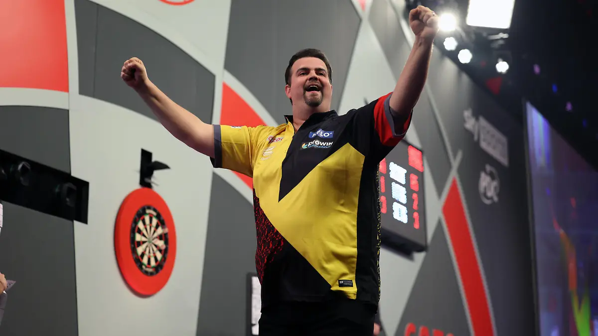 27th December 2022, Alexandra Palace, London, England 2022/23 PDC Cazoo World Darts Championships Day 10 Evening Session Gabriel Clemens celebrates as he wins the match against Jim Williams PUBLICATIONxNOTxINxUK ActionPlus12461397 ShaunxBrooks 