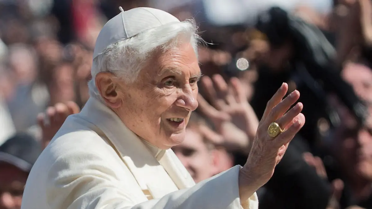 ARCHIV - 27.02.2013, Vatikan, Vatikanstadt: Der damalige Papst Benedikt XVI. fährt im Papamobil im Vatikan in Rom nach der Generalaudienz vom Petersplatz ab. (zu dpa: ««Er ist sehr krank»: Sorgen um emeritierten Papst Benedikt XVI.») Foto: Michael Kappeler/dpa +++ dpa-Bildfunk +++