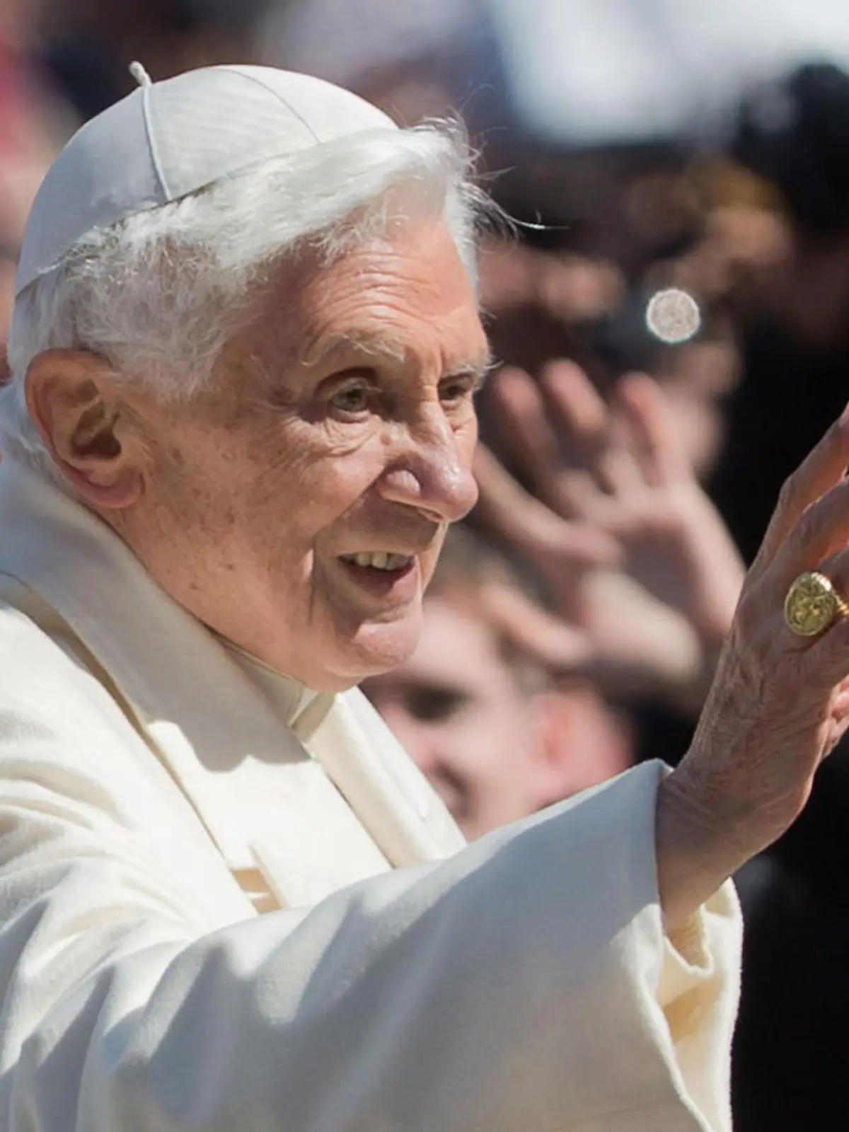 ARCHIV - 27.02.2013, Vatikan, Vatikanstadt: Der damalige Papst Benedikt XVI. fährt im Papamobil im Vatikan in Rom nach der Generalaudienz vom Petersplatz ab. (zu dpa: ««Er ist sehr krank»: Sorgen um emeritierten Papst Benedikt XVI.») Foto: Michael Kappeler/dpa +++ dpa-Bildfunk +++