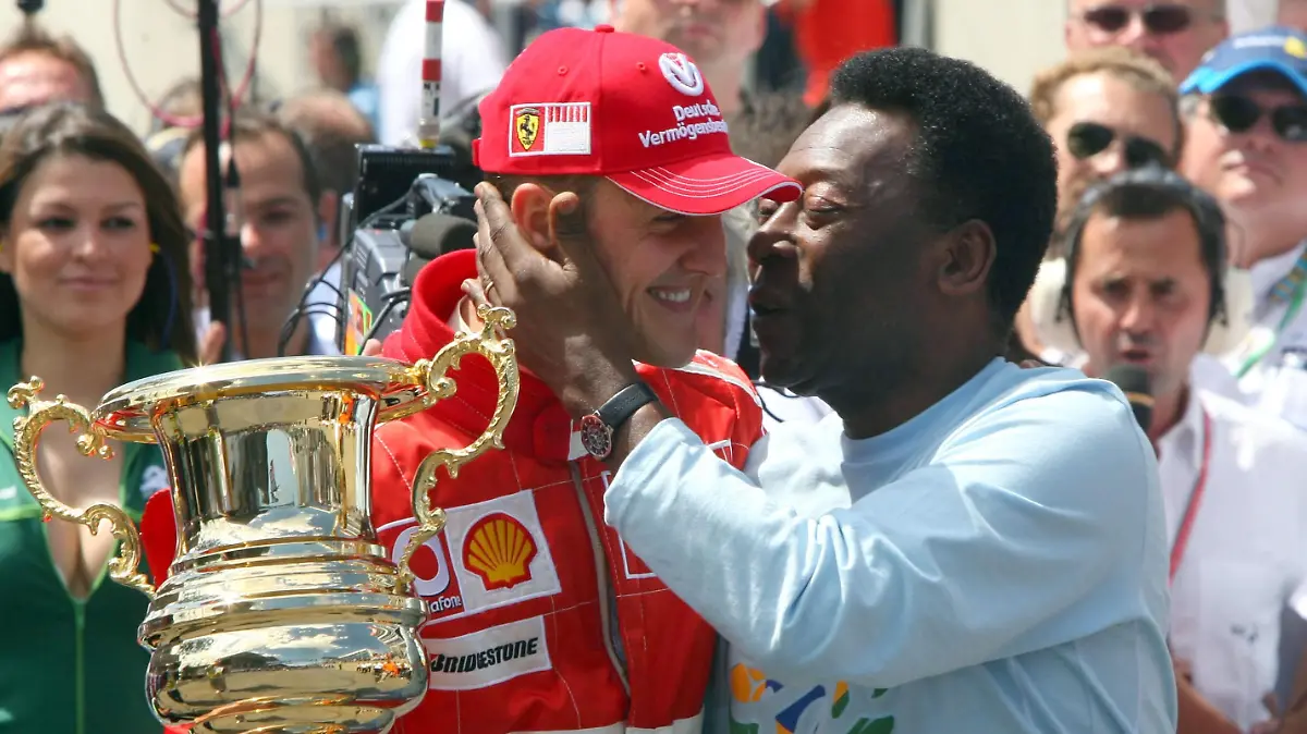 PELE EHRT FERRARI RENNFAHRER MICHAEL SCHUMACHER MIT EINEM POKAL VOR SEINEM LETZTEN RENNEN BEIM GROSSEN PREIS VON BRASILIEN IN SAO PAULO AM 22.10.2006
/ 221006 / SAO PAULO / BRASILIEN / SÜDAMERIKA / SPO / 2006 / FORMEL EINS / F1 / FORMEL1 / 1 / GROSSER PREIS VON BRASILIEN / GRAND PRIX / GP / SONNTAG / RENNEN / RENNFAHRER / AKTION / POKAL / TROPHÄE