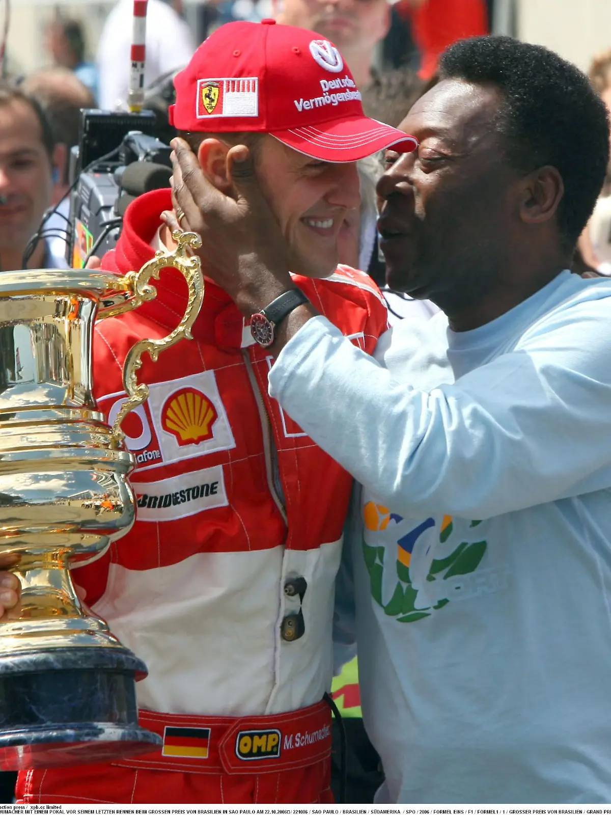 PELE EHRT FERRARI RENNFAHRER MICHAEL SCHUMACHER MIT EINEM POKAL VOR SEINEM LETZTEN RENNEN BEIM GROSSEN PREIS VON BRASILIEN IN SAO PAULO AM 22.10.2006
/ 221006 / SAO PAULO / BRASILIEN / SÜDAMERIKA  / SPO / 2006 / FORMEL EINS / F1 / FORMEL1 / 1 / GROSSER PREIS VON BRASILIEN / GRAND PRIX / GP / SONNTAG / RENNEN / RENNFAHRER / AKTION / POKAL / TROPHÄE