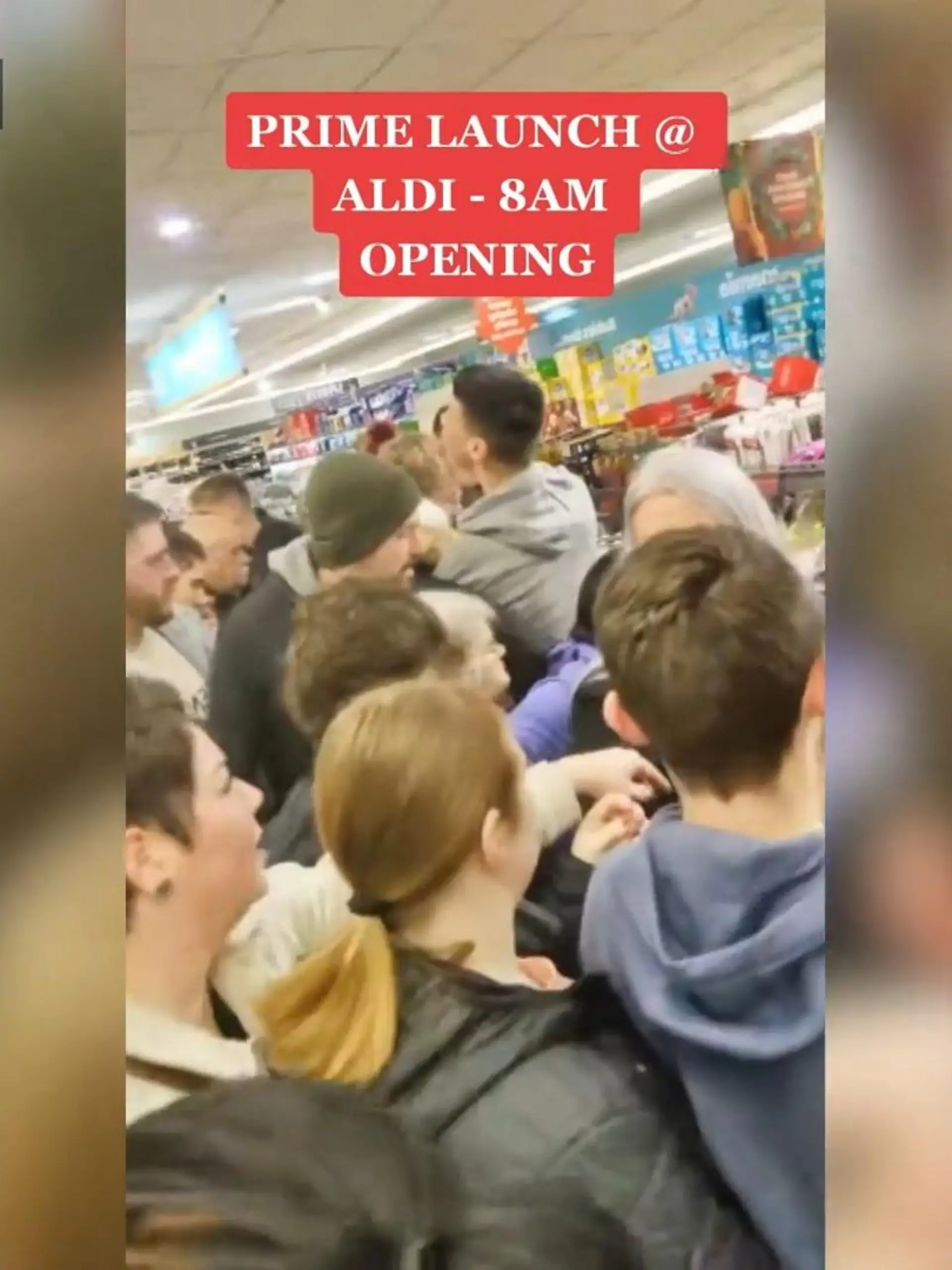 Was für ein Chaos wegen eines Energy-Drinks! Das Getränk der Social-Media-Stars KSI und Logan Paul ist seit Donnerstag in den englischen Aldi-Filialen erhältlich. Die Fans standen bereits vor der Türöffnung vor den Läden, um ja ein Exemplar zu ergattern. Dabei kam es zu irren Tumulten, wie unser Video zeigt. Vor allem Kinder und Jugendliche schubsten sich beim Versuch, eine der Flaschen zu erhaschen. In einem Laden in der Grafschaft Essex sprangen junge Leute auf der Jagd nach dem begehrten Objekt in die Truhe mit den Flaschen.