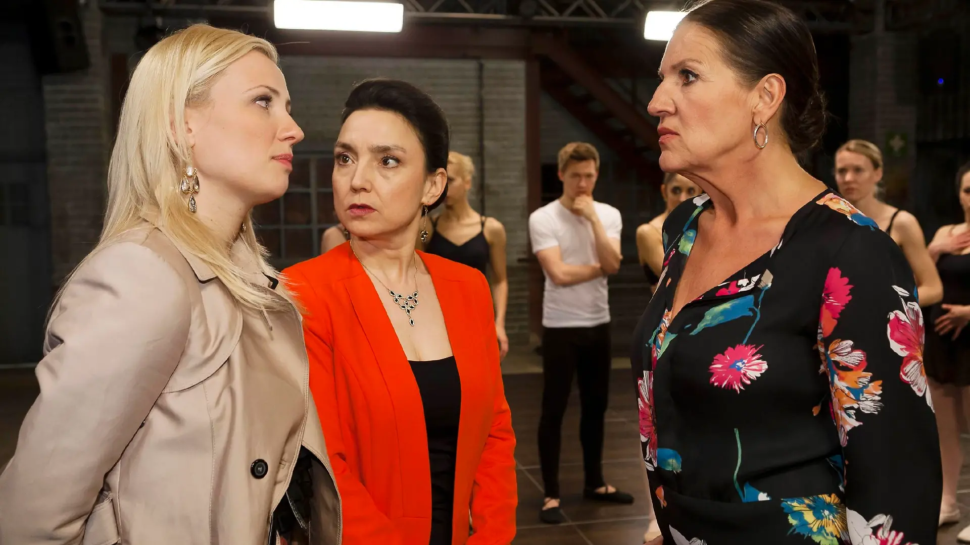Isabelle (Ania Niedieck, l.) glaubt mit Genugtuung, vor Simone (Tatjana Clasing, M.) einen ersten Punktesieg gegen Ludmilla (Katy Karrenbauer) eingefahren zu haben...