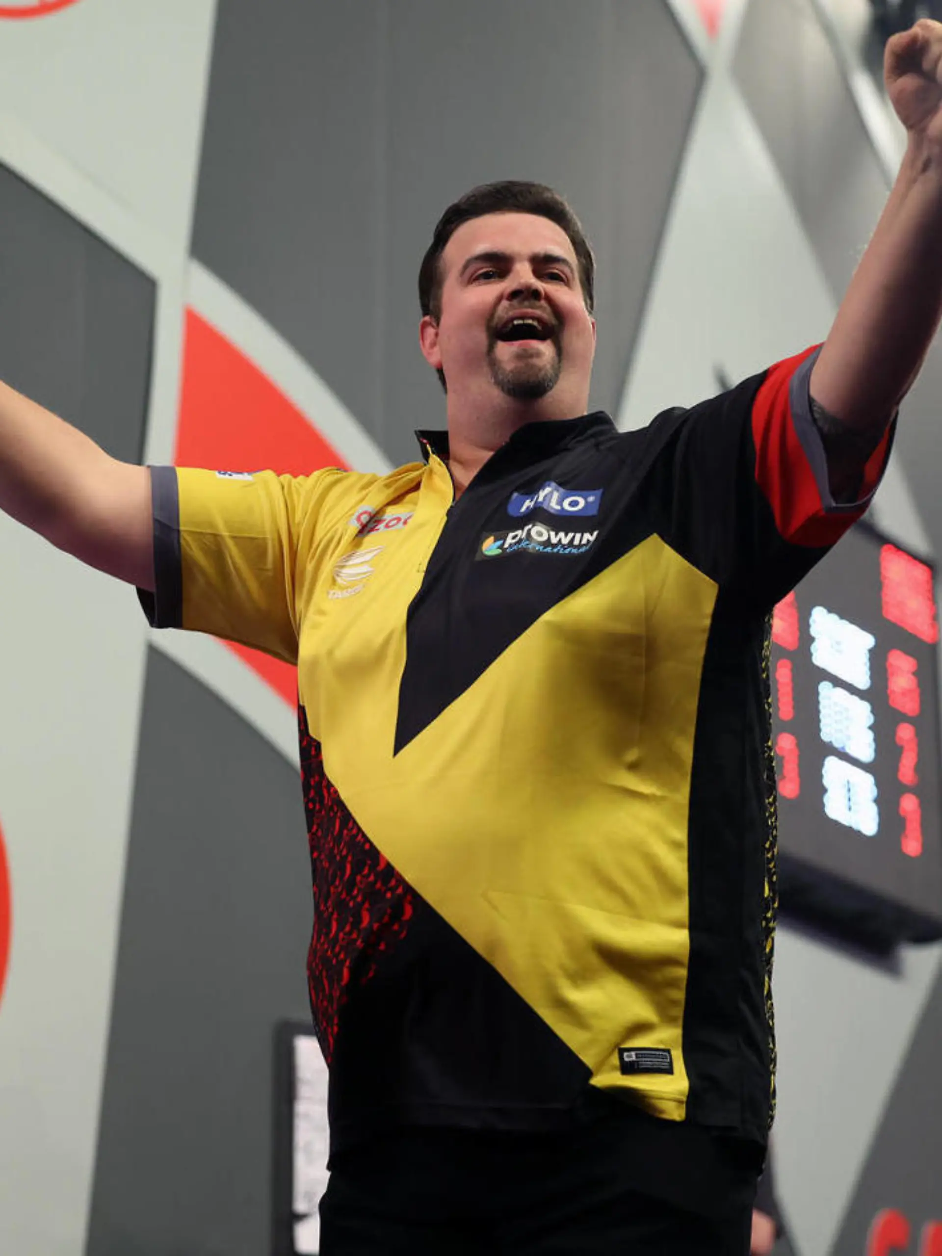 Es ist der Wahnsinn. Gabriel Clemens hat bei der Darts-WM Geschichte geschrieben. Mit einem souveränen Erfolg über den Schotten Alan Soutar zieht er ins Viertelfinale der Darts-WM ein – als erster Deutscher überhaupt. Doch jetzt wartet im „Ally Pally“ die schwierigste aller Prüfungen.