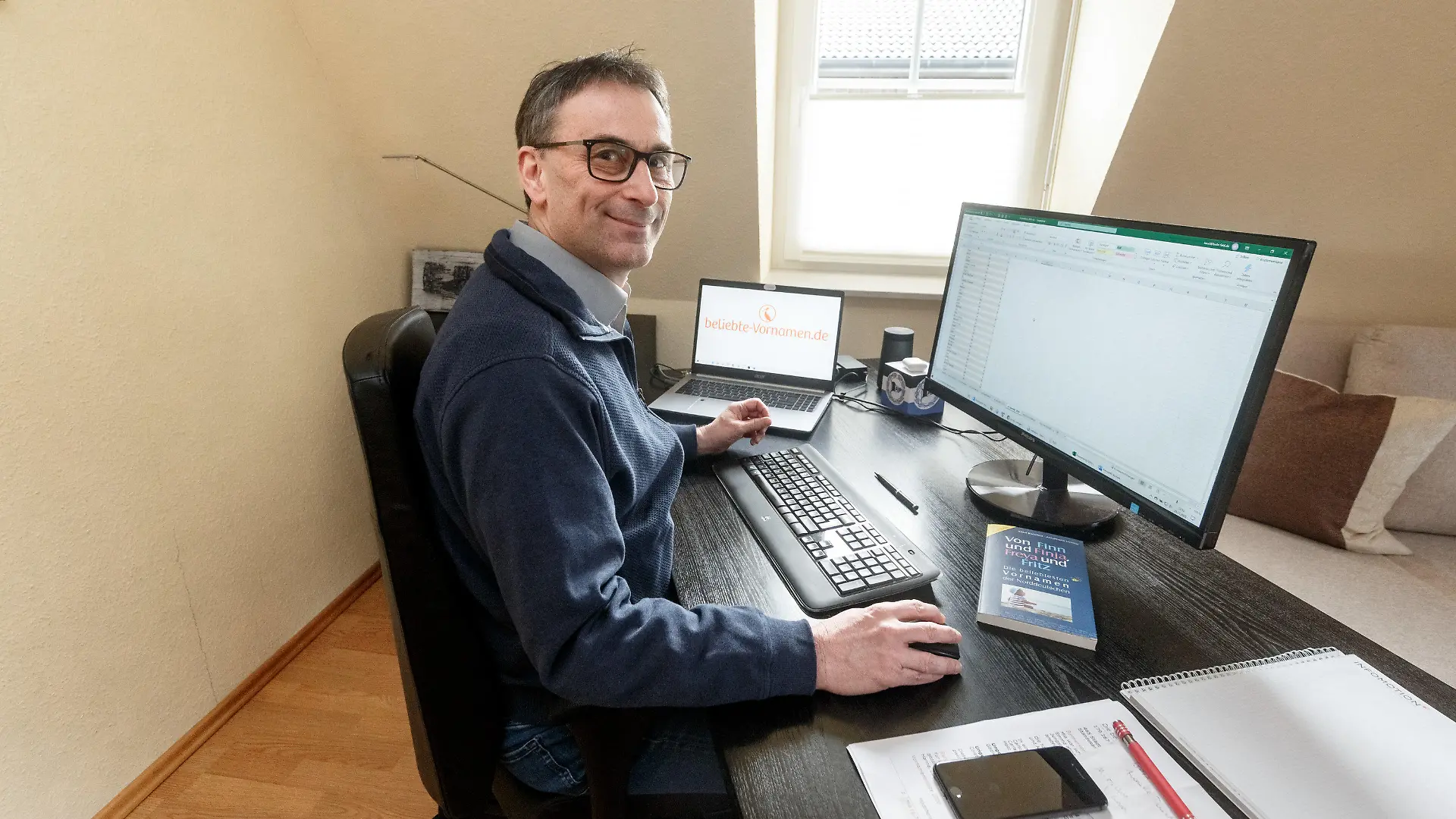 ARCHIV - 29.12.2020, Schleswig-Holstein, Ahrensburg: Der Ahrensburger Vornamen-Experten Knud Bielefeld sitzt im Home-Office am Schreibtisch. 2021 haben es zwei Vornamen an die Spitze des Namen-Rankings von Vornamen-Experten K. Bielefeld geschafft, die dort zuvor noch nicht standen. (zu dpa "Emilia und Matteo führen Namen-Hitliste für 2021 an - Luca beliebt") Foto: Markus Scholz/dpa +++ dpa-Bildfunk +++