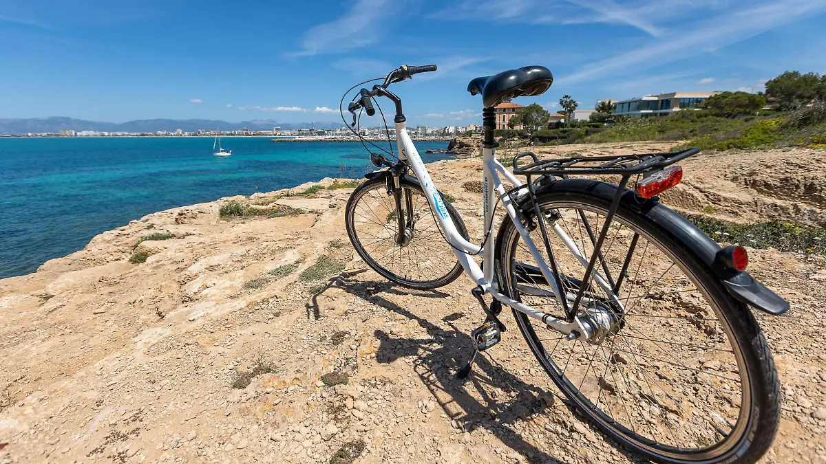 Themenbilder: Urlaub auf Mallorca, Blick auf Meer, Outdoor Aktivitaet, Playa Calo de Sant Antoni, 25.04.2022, Foto: DROFITSCH/EIBNER