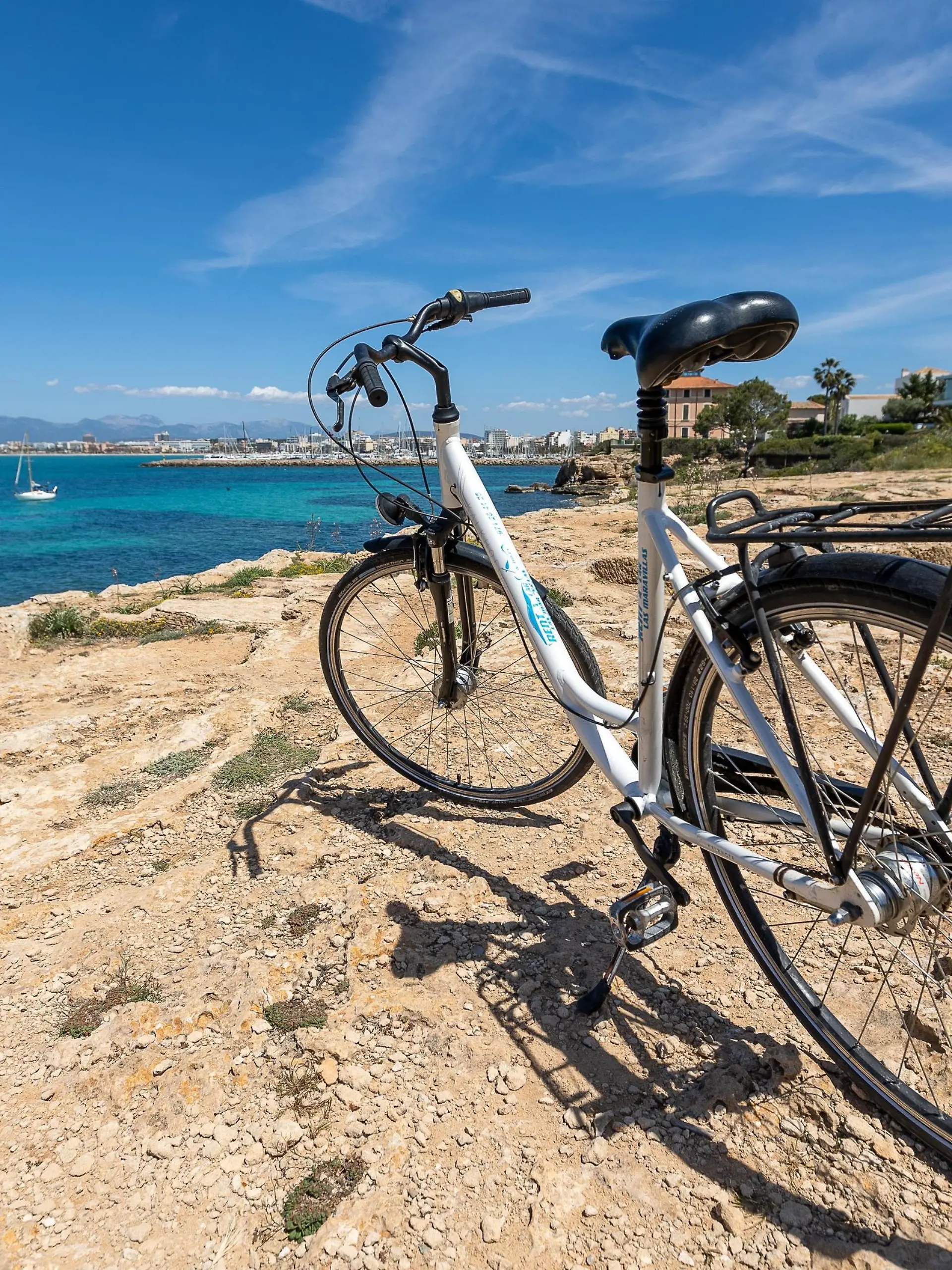 Themenbilder: Urlaub auf Mallorca, Blick auf Meer, Outdoor Aktivitaet, Playa Calo de Sant Antoni, 25.04.2022, Foto: DROFITSCH/EIBNER