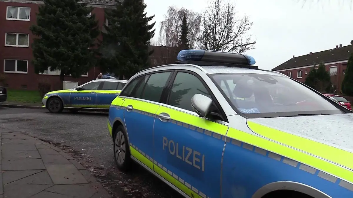 Ein 8-Jähriger läuft alleine durch Hamburg, geflüchtet vor dem Jugendamt. Die Polizei ist mit einem Großaufgebot auf der Suche nach ihm