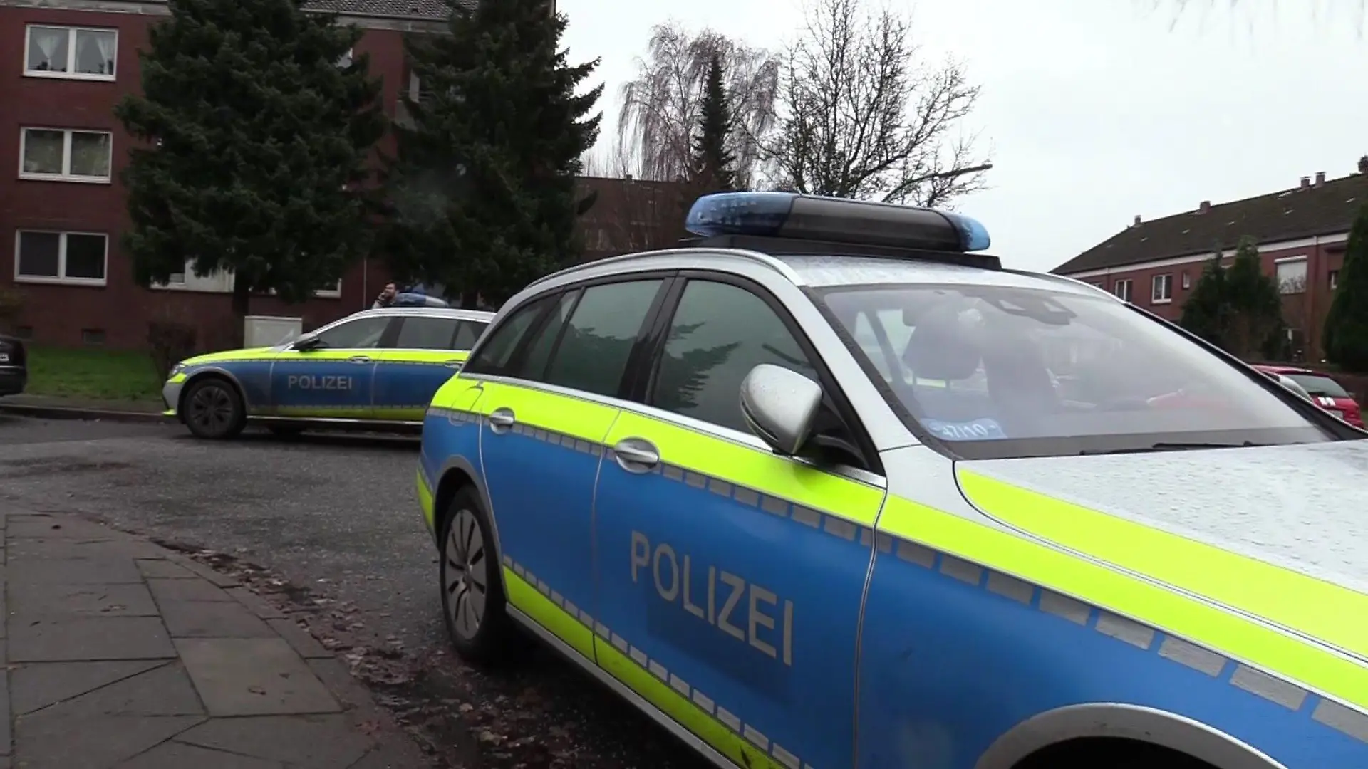 Ein 8-Jähriger läuft alleine durch Hamburg, geflüchtet vor dem Jugendamt. Die Polizei ist mit einem Großaufgebot auf der Suche nach ihm