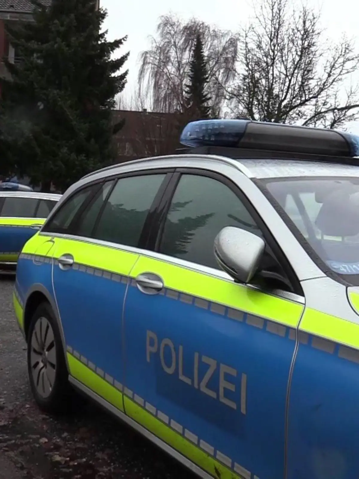 Ein 8-Jähriger läuft alleine durch Hamburg, geflüchtet vor dem Jugendamt. Die Polizei ist mit einem Großaufgebot auf der Suche nach ihm