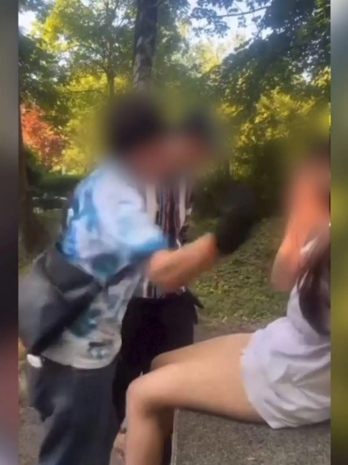 Die Mitglieder der Jugendbande schlagen das Mädchen mehrfach mit der flachen Hand ins Gesicht.