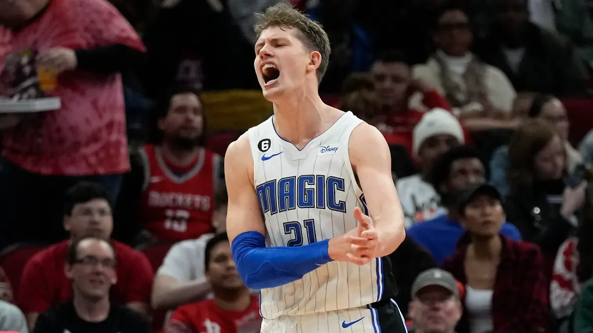 ARCHIV - 21.12.2022, USA, Houston: Erhielt im Spiel gegen die Detroit Pistons einen Schlag auf den Hinterkopf: Moritz Wagner von den Orlando Magic. Wagner verletzte sich im Spiel gegen Detroit. (zu dpa: «NBA: Wagner sorgt für Rudelbildung und kassiert Schlag gegen Kopf») Foto: Eric Christian Smith/AP/dpa +++ dpa-Bildfunk +++