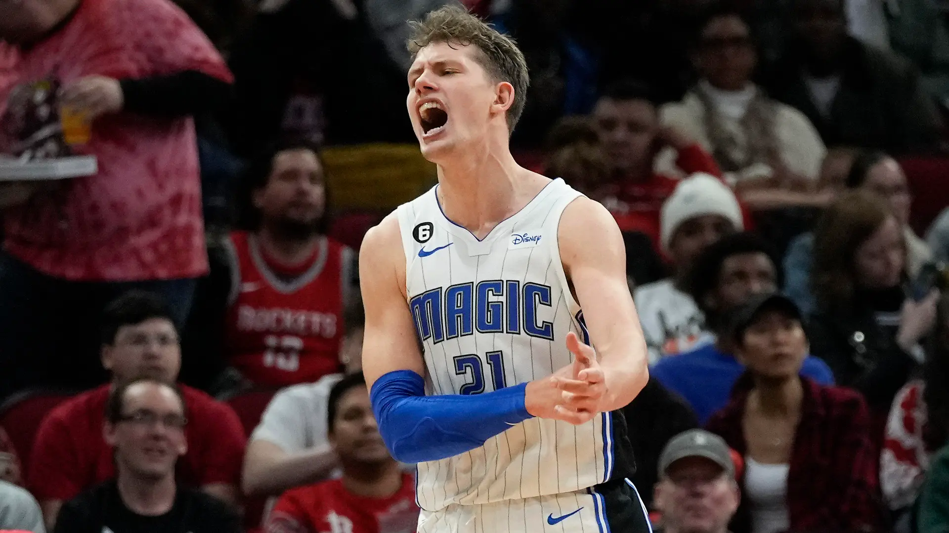 ARCHIV - 21.12.2022, USA, Houston: Erhielt im Spiel gegen die Detroit Pistons einen Schlag auf den Hinterkopf: Moritz Wagner von den Orlando Magic. Wagner verletzte sich im Spiel gegen Detroit. (zu dpa: «NBA: Wagner sorgt für Rudelbildung und kassiert Schlag gegen Kopf») Foto: Eric Christian Smith/AP/dpa +++ dpa-Bildfunk +++