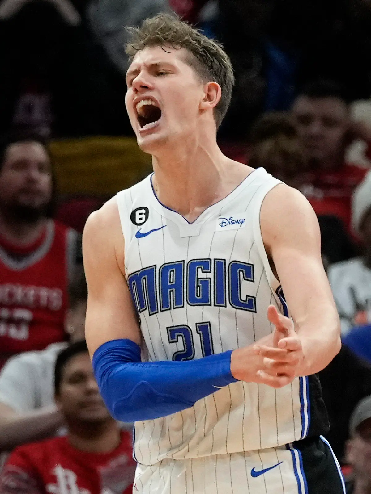 ARCHIV - 21.12.2022, USA, Houston: Erhielt im Spiel gegen die Detroit Pistons einen Schlag auf den Hinterkopf: Moritz Wagner von den Orlando Magic. Wagner verletzte sich  im Spiel gegen Detroit. (zu dpa: «NBA: Wagner sorgt für Rudelbildung und kassiert Schlag gegen Kopf») Foto: Eric Christian Smith/AP/dpa +++ dpa-Bildfunk +++