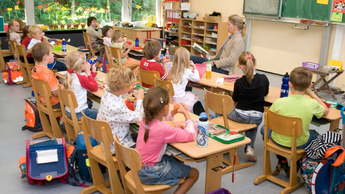 Schüler und Lehrerin in einem Klassenzimmer einer Grundschule