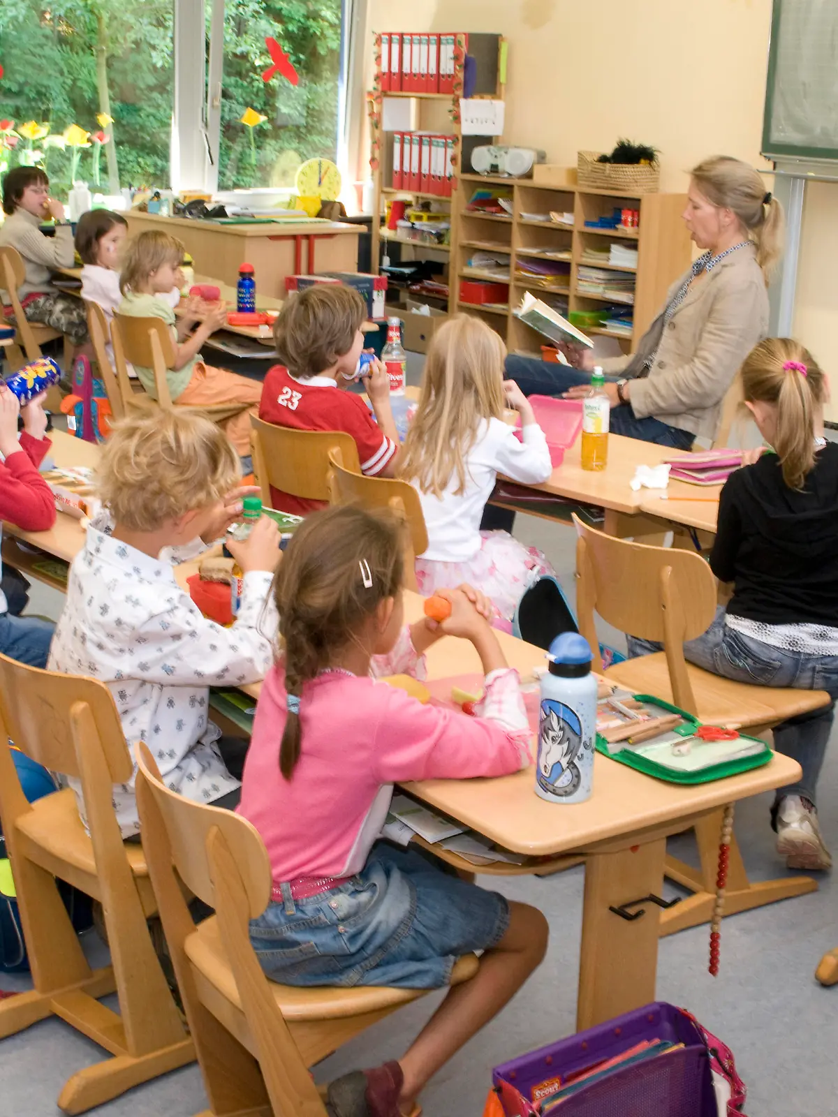 Schüler und Lehrerin in einem Klassenzimmer einer Grundschule