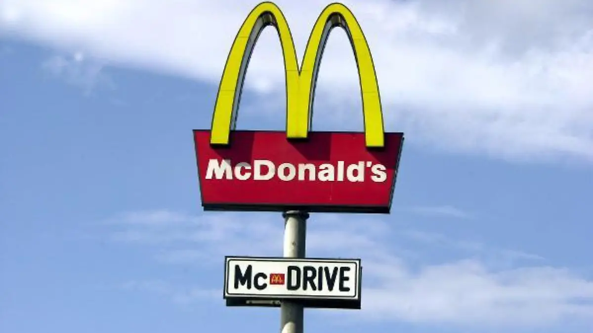 Das Firmenlogo der Fast-Food-Kette "McDonald's" vor einer Filiale in Gütersloh am 08.08.2002. Foto: Bernd Thissen +++(c) dpa - Report+++, Das Firmenlogo der Fast-Food-Kette "McDonald's" vor einer Filiale in Gütersloh am 08.08.2002. Foto: Bernd Thissen +++(c) dpa - Report+++