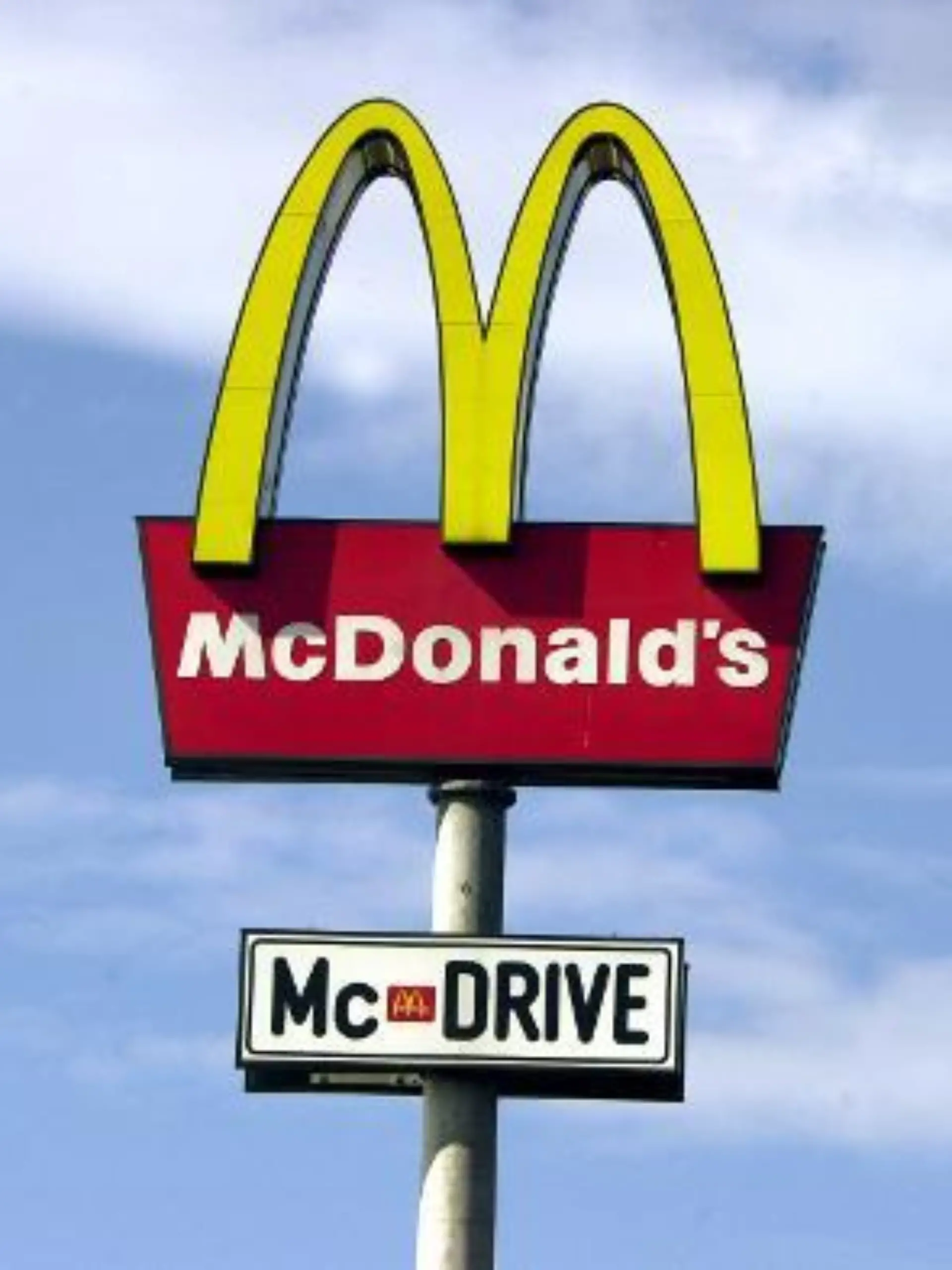 Das Firmenlogo der Fast-Food-Kette "McDonald's" vor einer Filiale in Gütersloh am 08.08.2002. Foto: Bernd Thissen +++(c) dpa - Report+++, Das Firmenlogo der Fast-Food-Kette "McDonald's" vor einer Filiale in Gütersloh am 08.08.2002. Foto: Bernd Thissen +++(c) dpa - Report+++