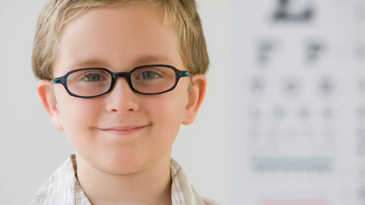 Boy wearing eyeglasses Keine Weitergabe an Drittverwerter.