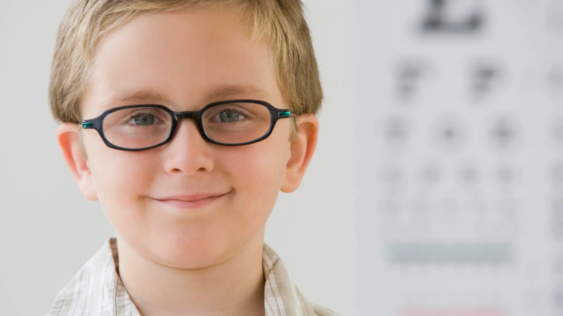 Boy wearing eyeglasses Keine Weitergabe an Drittverwerter.