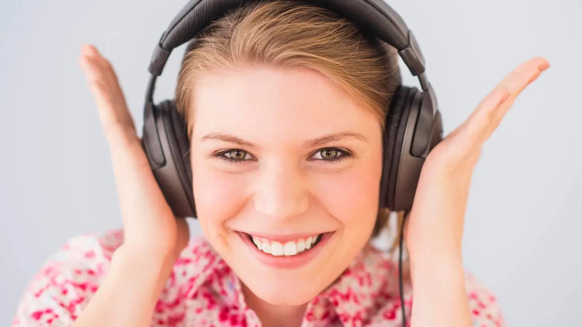 Portrait of woman in headphones, Portrait der Frau in den Kopfhoerern Keine Weitergabe an Drittverwerter.