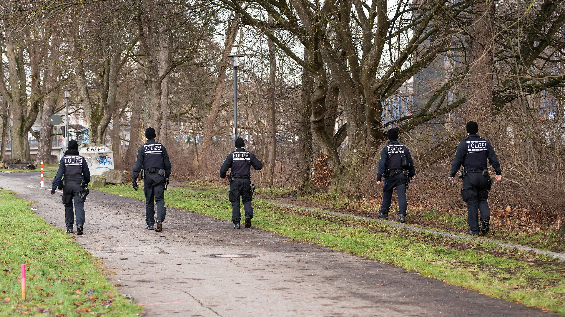 28.12.2022, Baden-Württemberg, Villingen-Schwenningen: Polizeibeamte suchen das Ufer der Brigach nahe des Bahnhofs nach einem Vermissten ab. Der Vater des Fußballprofis Kai Brünker (1. FC Magdeburg) wird seit dem 23.12. vermisst. Freunde und Familie suchen seitdem gemeinsam mit der Polizei nach dem Mann. Foto: Silas Stein/dpa +++ dpa-Bildfunk +++