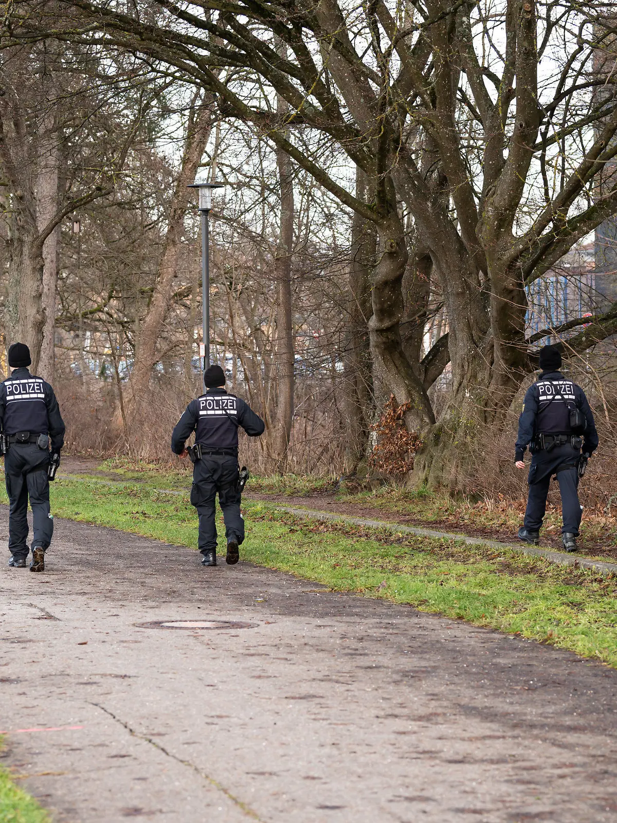 28.12.2022, Baden-Württemberg, Villingen-Schwenningen: Polizeibeamte suchen das Ufer der Brigach nahe des Bahnhofs nach einem Vermissten ab. Der Vater des Fußballprofis Kai Brünker (1. FC Magdeburg) wird seit dem 23.12. vermisst. Freunde und Familie suchen seitdem gemeinsam mit der Polizei nach dem Mann. Foto: Silas Stein/dpa +++ dpa-Bildfunk +++