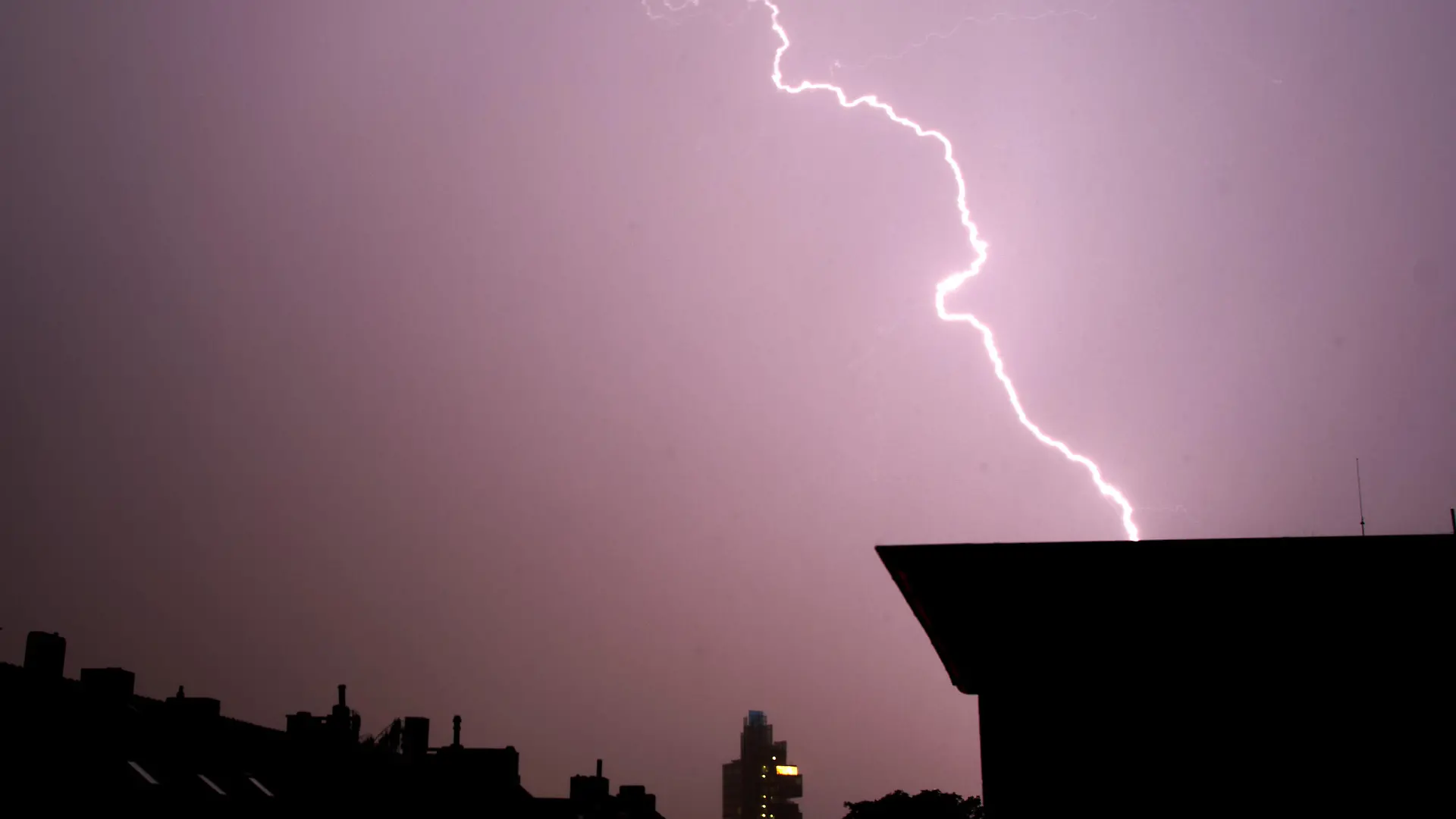 Blitze zucken am 28.07.2013 während einem Gewitter am Himmel über der Norddeutschen Landesbank NordLB in Hannover (Niedersachsen). Foto: Julian Stratenschulte/dpa +++(c) dpa - Bildfunk+++