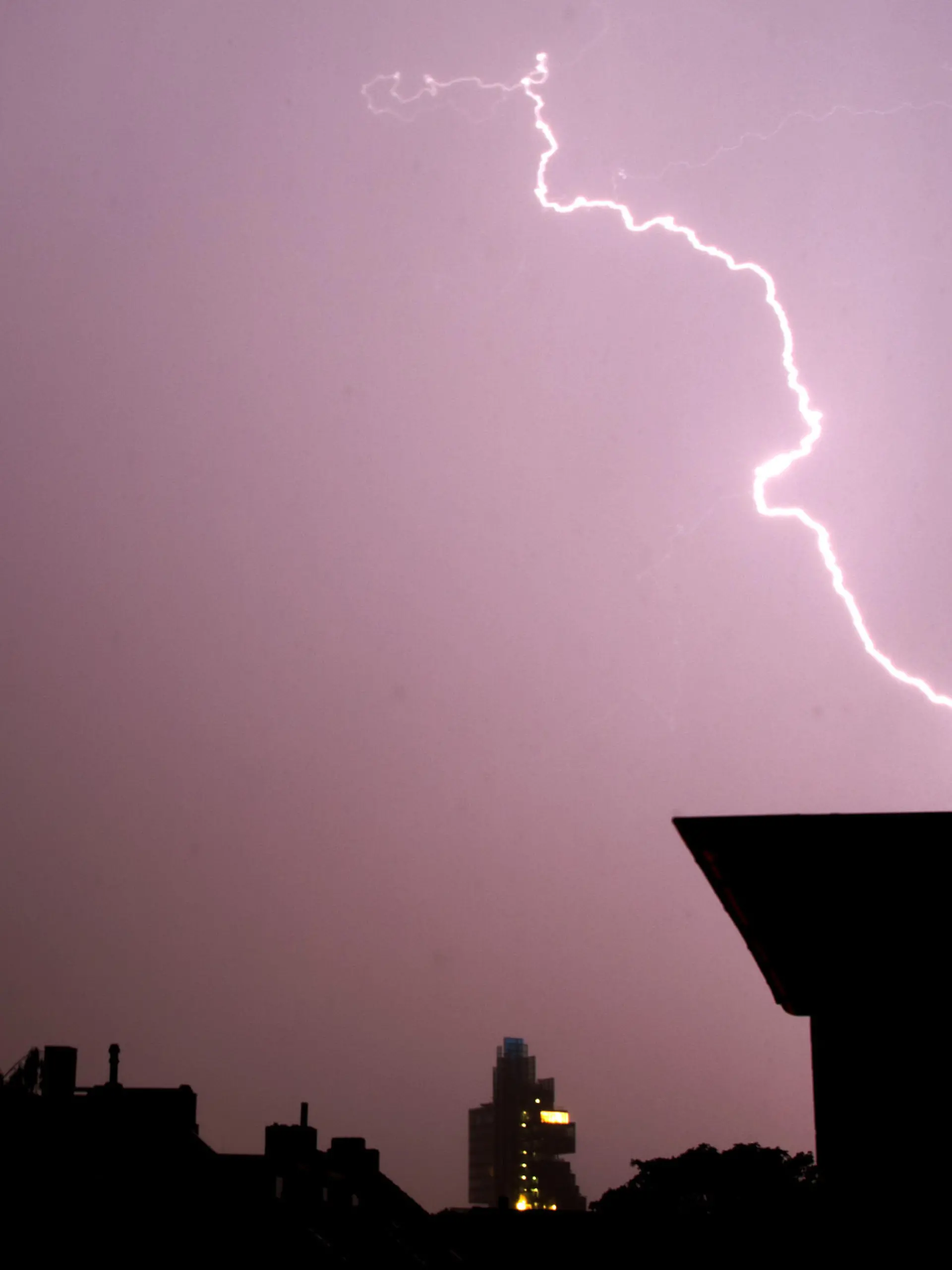 Blitze zucken am 28.07.2013 während einem Gewitter am Himmel über der Norddeutschen Landesbank NordLB in Hannover (Niedersachsen). Foto: Julian Stratenschulte/dpa +++(c) dpa - Bildfunk+++