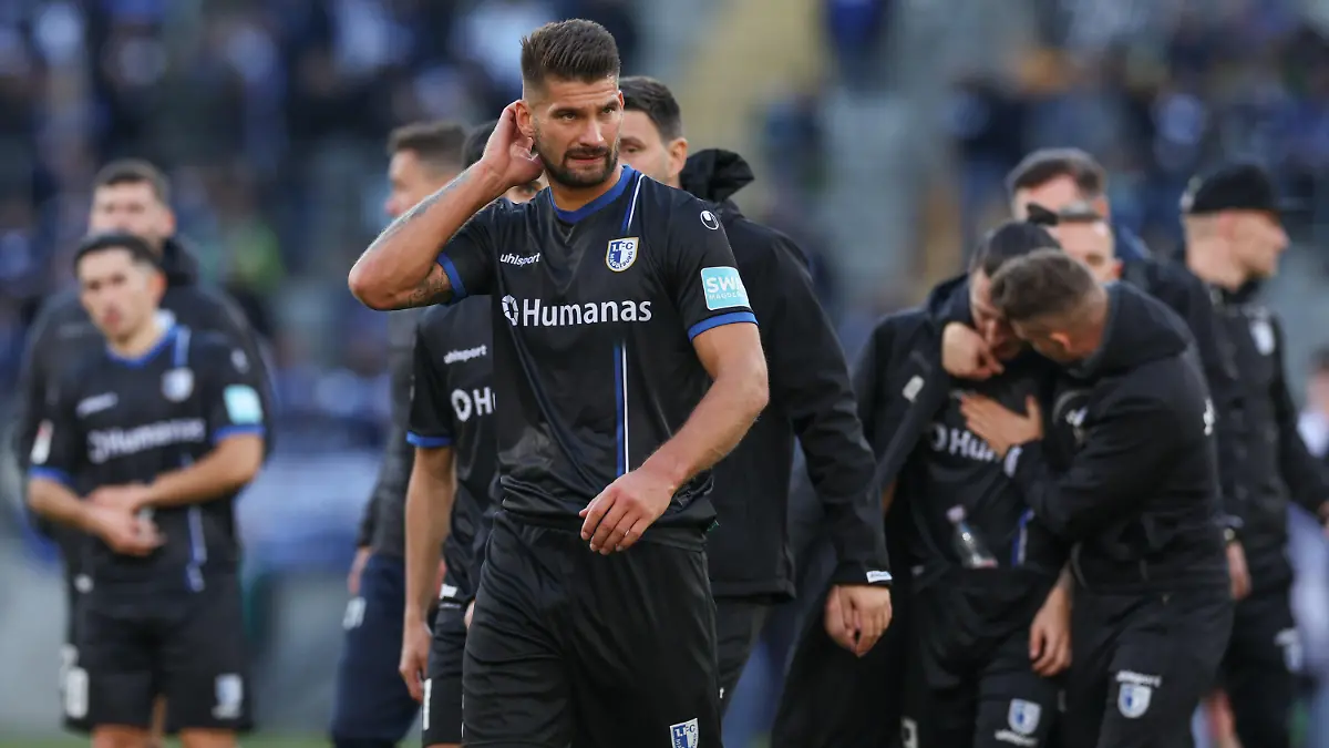 ARCHIV - 13.11.2022, Nordrhein-Westfalen, Bielefeld: Fußball: 2. Bundesliga, Arminia Bielefeld - 1. FC Magdeburg, 17. Spieltag in der Schüco-Arena. Magdeburgs Kai Brünker zeigt sich enttäuscht bei Spielende. (zu dpa: «Vater von Magdeburger Fußballprofi Brünker in Villingen vermisst») Foto: Friso Gentsch/dpa - WICHTIGER HINWEIS: Gemäß den Vorgaben der DFL Deutsche Fußball Liga bzw. des DFB Deutscher Fußball-Bund ist es untersagt, in dem Stadion und/oder vom Spiel angefertigte Fotoaufnahmen in Form von Sequenzbildern und/oder videoähnlichen Fotostrecken zu verwerten bzw. verwerten zu lassen. +++ dpa-Bildfunk +++