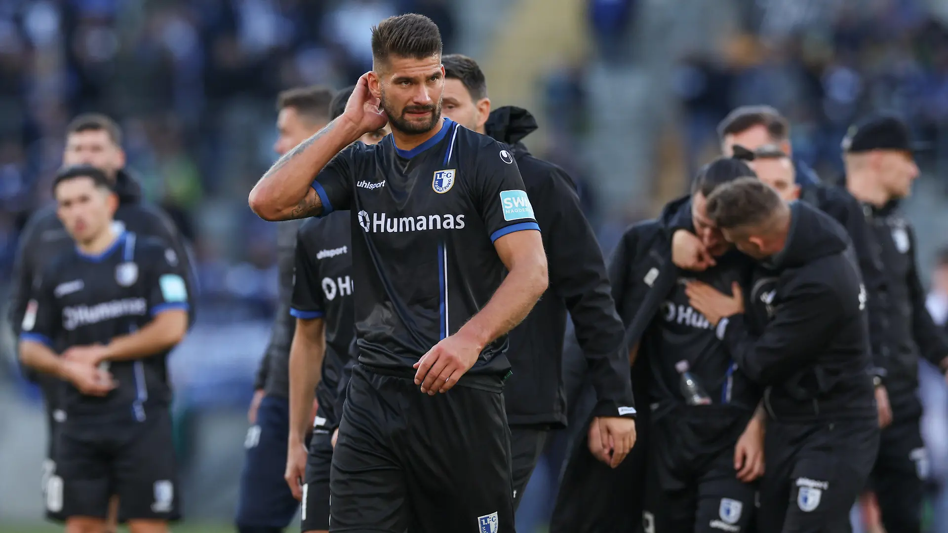 ARCHIV - 13.11.2022, Nordrhein-Westfalen, Bielefeld: Fußball: 2. Bundesliga, Arminia Bielefeld - 1. FC Magdeburg, 17. Spieltag in der Schüco-Arena. Magdeburgs Kai Brünker zeigt sich enttäuscht bei Spielende. (zu dpa: «Vater von Magdeburger Fußballprofi Brünker in Villingen vermisst») Foto: Friso Gentsch/dpa - WICHTIGER HINWEIS: Gemäß den Vorgaben der DFL Deutsche Fußball Liga bzw. des DFB Deutscher Fußball-Bund ist es untersagt, in dem Stadion und/oder vom Spiel angefertigte Fotoaufnahmen in Form von Sequenzbildern und/oder videoähnlichen Fotostrecken zu verwerten bzw. verwerten zu lassen. +++ dpa-Bildfunk +++