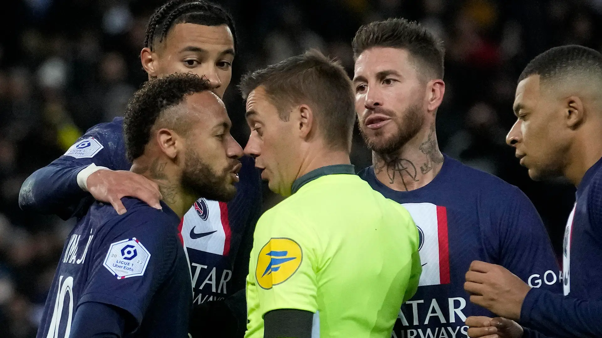 dpatopbilder - 28.12.2022, Frankreich, Paris: Fußball: Ligue 1, Frankreich, Paris Saint-Germain - Racing Straßburg, 16. Spieltag: Neymar (vorne,l) von PSG diskutiert mit Schiedsrichter Clement Turpin, nachdem er die Rote Karte gezeigt bekommen hat. Foto: Thibault Camus/AP/dpa +++ dpa-Bildfunk +++