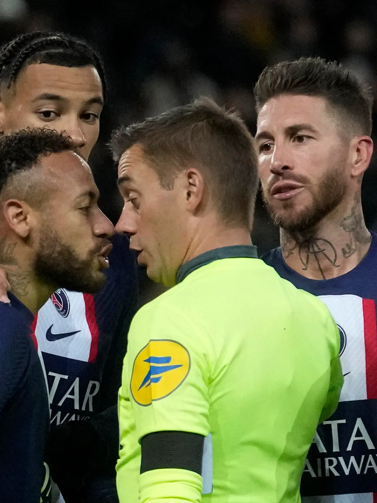 dpatopbilder - 28.12.2022, Frankreich, Paris: Fußball: Ligue 1, Frankreich, Paris Saint-Germain - Racing Straßburg, 16. Spieltag: Neymar (vorne,l) von PSG diskutiert mit Schiedsrichter Clement Turpin, nachdem er die Rote Karte gezeigt bekommen hat. Foto: Thibault Camus/AP/dpa +++ dpa-Bildfunk +++
