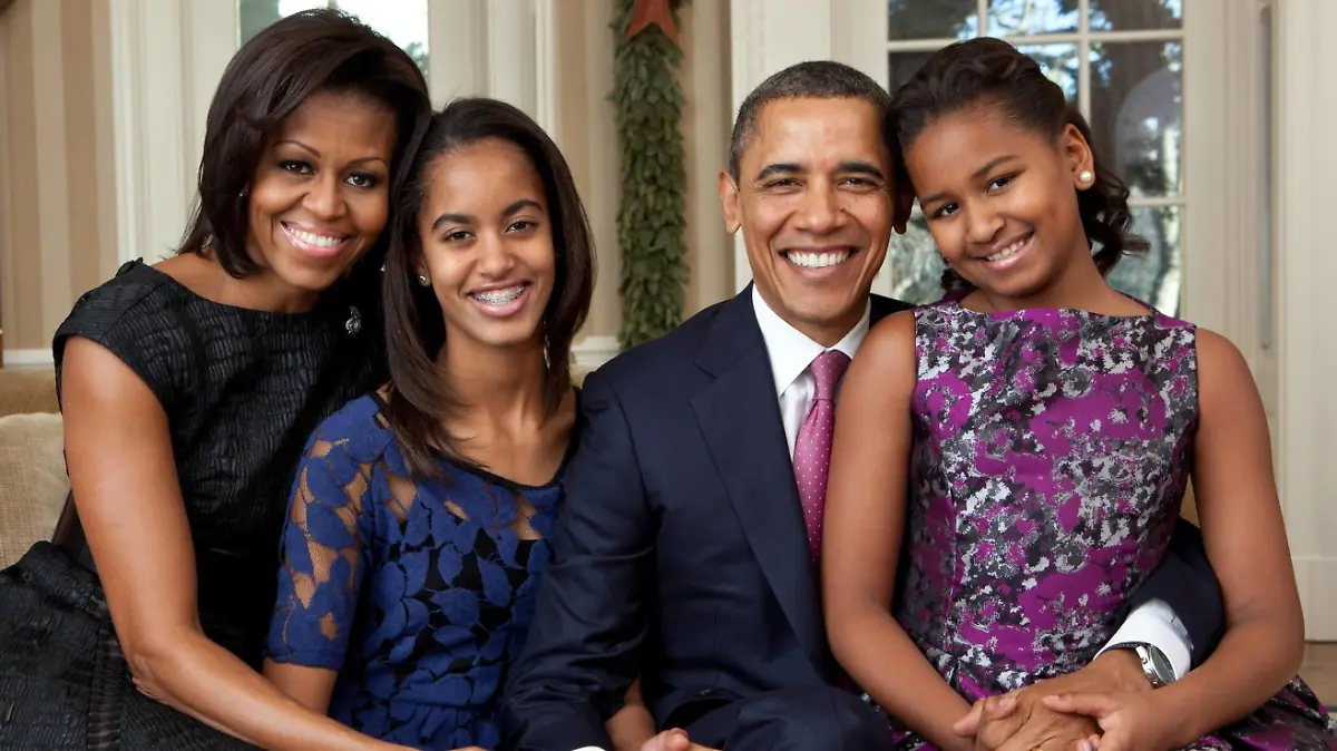 Obama Family Portrait, Dec. 11, 2011. President Barack Obama, First Lady Michelle Obama, and their daughters, Malia, left, and Sasha, right. BSLOC2015334 For usage credit please use The White House PUBLICATIONxINxGERxSUIxAUTxONLY Copyright: xCourtesyxEverettxCollectionx HISL039 EC770