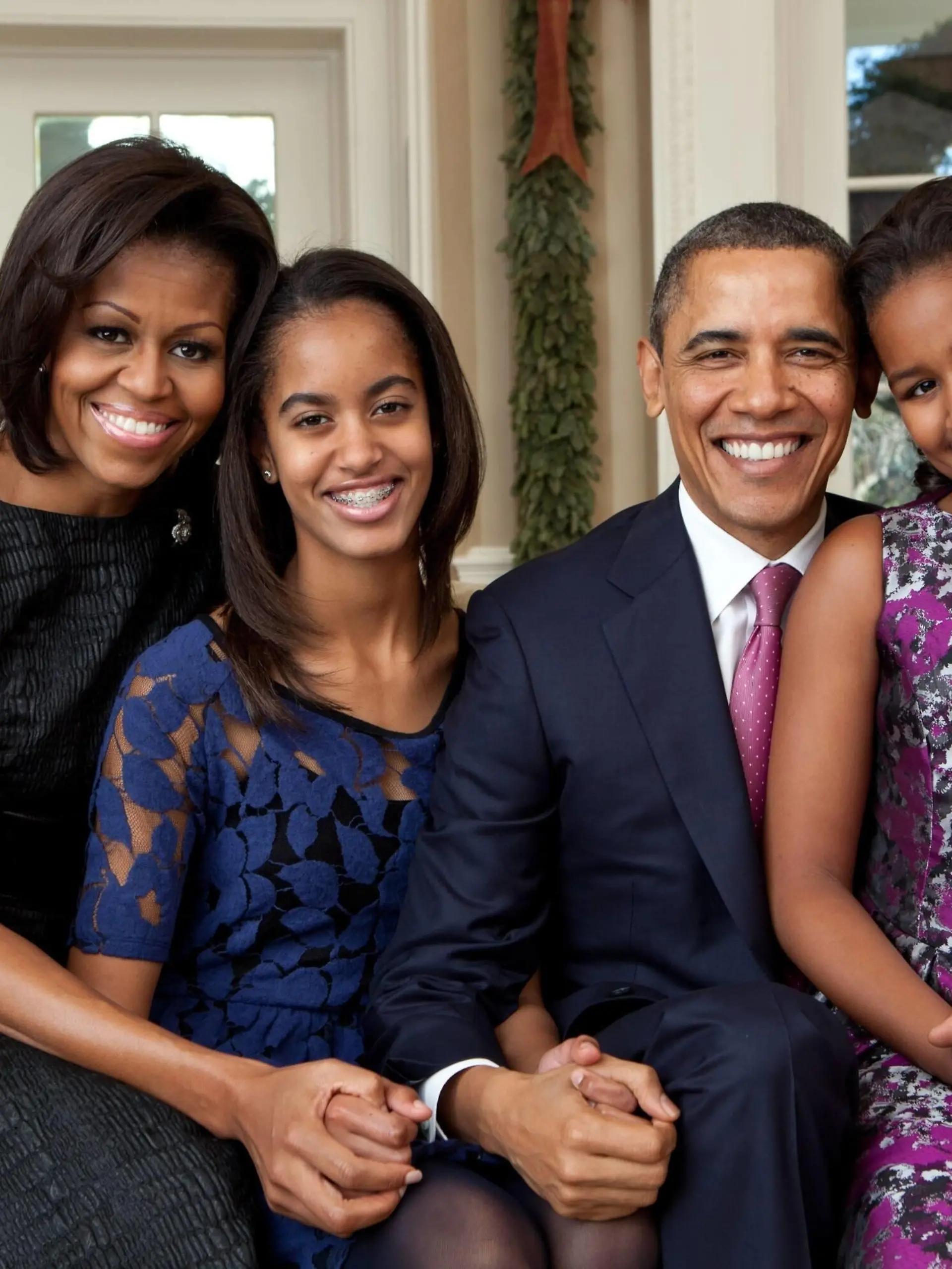 Obama Family Portrait, Dec. 11, 2011. President Barack Obama, First Lady Michelle Obama, and their daughters, Malia, left, and Sasha, right. BSLOC2015334 For usage credit please use The White House PUBLICATIONxINxGERxSUIxAUTxONLY Copyright: xCourtesyxEverettxCollectionx HISL039 EC770
