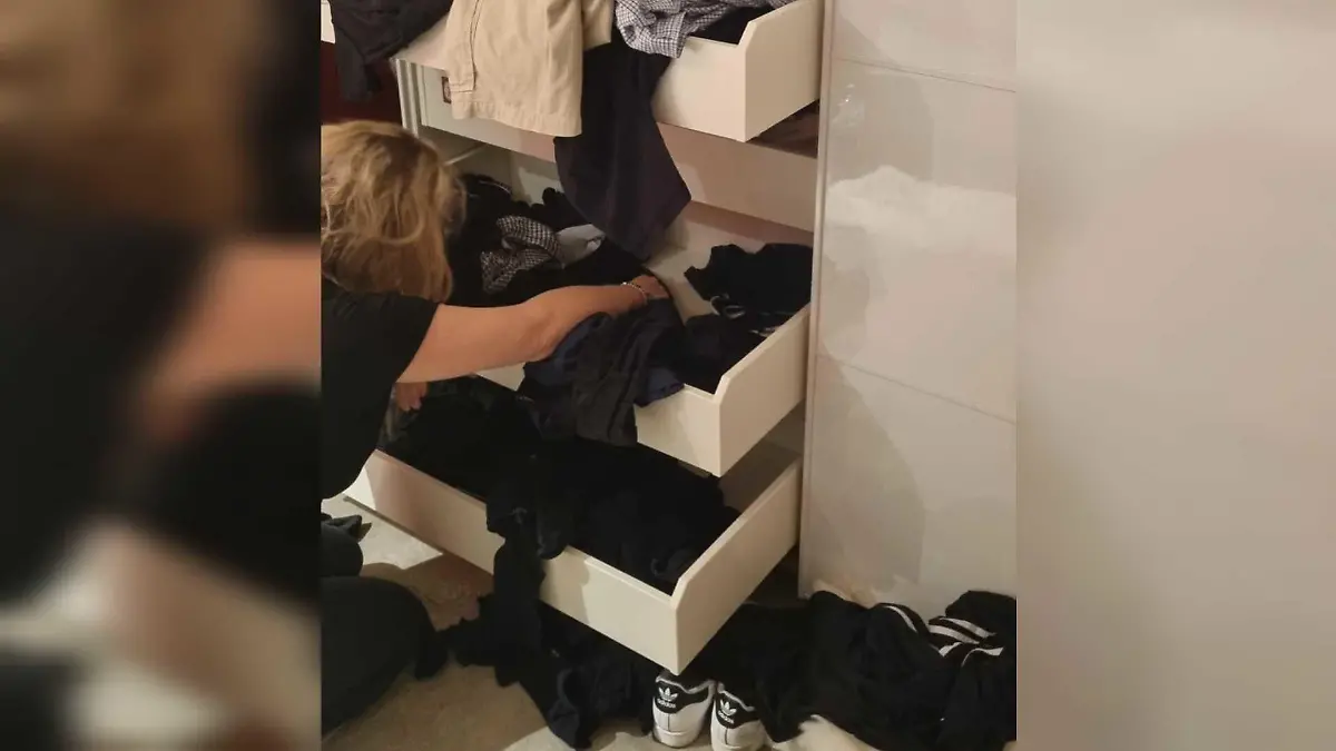 Nach der Hausdurchsuchung herrscht im Schlafzimmer von Markus Mörl und seiner Frau Yvonne König Chaos