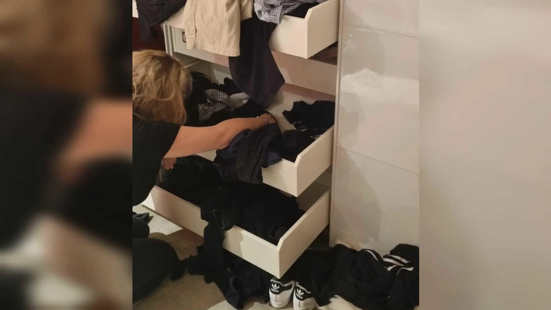 Nach der Hausdurchsuchung herrscht im Schlafzimmer von Markus Mörl und seiner Frau Yvonne König Chaos