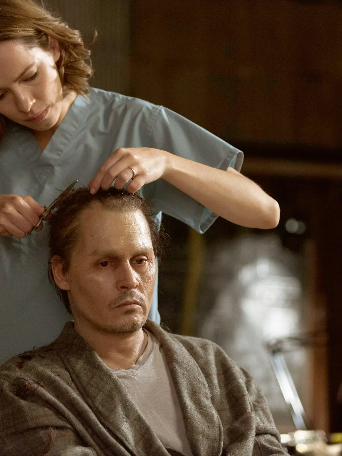 HANDOUT - Johnny Depp als Dr. Will Caster, führender Forscher im Bereich künstlicher Intelligenz, und Rebecca Hall als seine Frau Evelyn Caster in einer Szene des Kinofilms "Transcendence" (undatierte Filmszene). Der Film kommt am 24.04.2014 in die deutschen Kinos. Foto: Peter Mountain/Tobis Film (zu dpa-Kinostarts vom 16.04.2014 - ACHTUNG: Verwendung nur für redaktionelle Zwecke im Zusammenhang mit der Berichterstattung über den genannten Film und nur bei Urheber-Nennung bis 31.07.2014) +++(c) dpa - Bildfunk+++