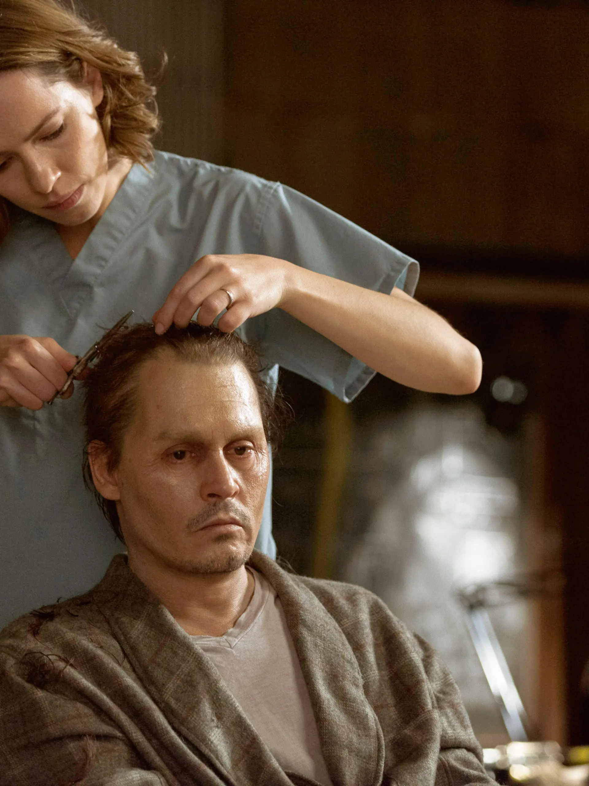 HANDOUT - Johnny Depp als Dr. Will Caster, führender Forscher im Bereich künstlicher Intelligenz, und Rebecca Hall als seine Frau Evelyn Caster in einer Szene des Kinofilms "Transcendence" (undatierte Filmszene). Der Film kommt am 24.04.2014 in die deutschen Kinos. Foto: Peter Mountain/Tobis Film (zu dpa-Kinostarts vom 16.04.2014 - ACHTUNG: Verwendung nur für redaktionelle Zwecke im Zusammenhang mit der Berichterstattung über den genannten Film und nur bei Urheber-Nennung bis 31.07.2014) +++(c) dpa - Bildfunk+++