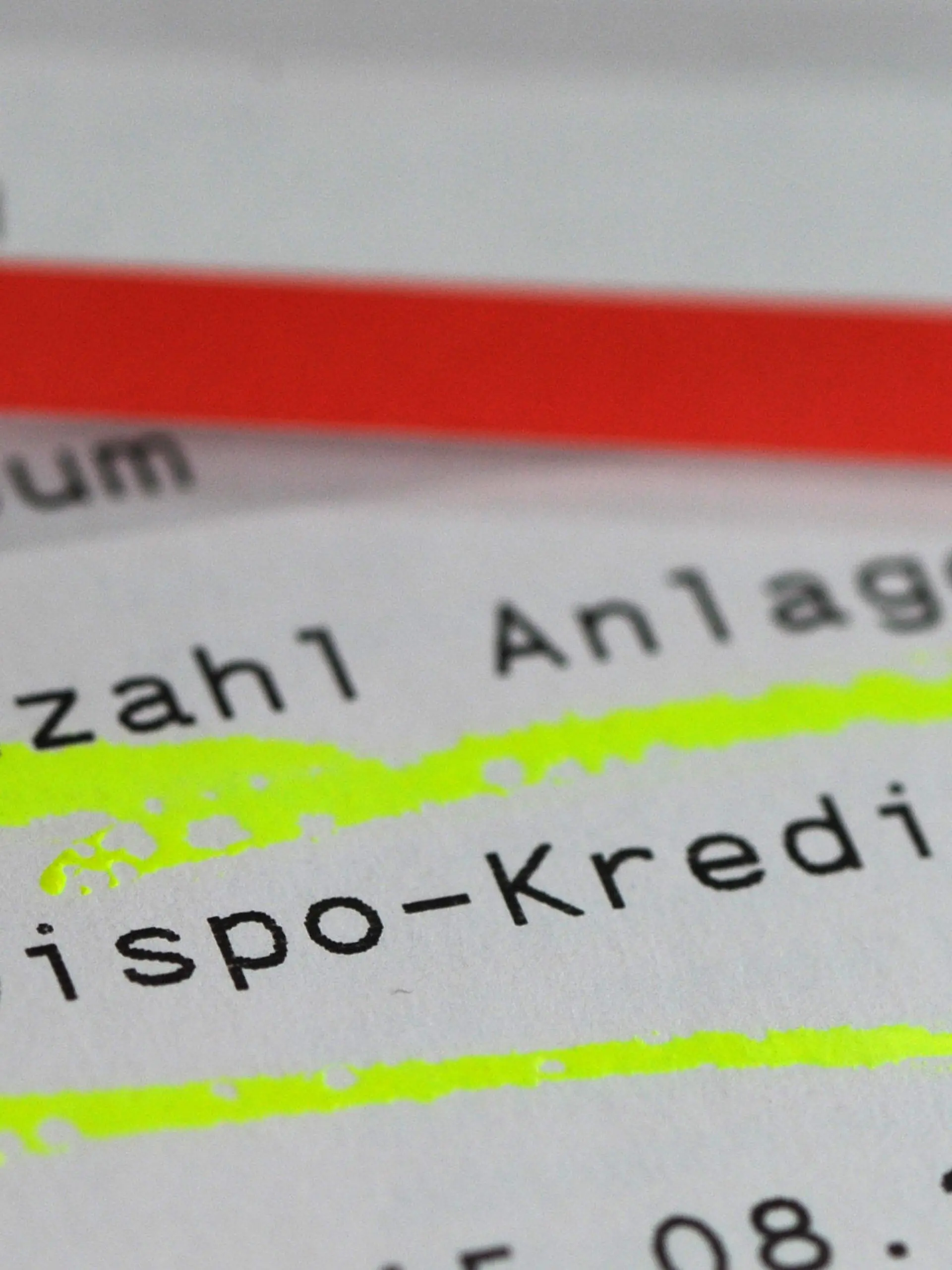 ARCHIV - ILLUSTRATION - Auf einem Kontoauszug sind am 15.10.2012 in Berlin Angaben zum Dispositionskredit zu lesen. Commerzbank-Chef Blessing fordert ein Gesetz gegen die dauerhafte Nutzung von Dispo-Krediten. Foto: Jens Kalaene/dpa (zu dpa "Commerzbank-Chef für Gesetz gegen Dispo-Dauernutzung" vom 22.04.2014) +++(c) dpa - Bildfunk+++