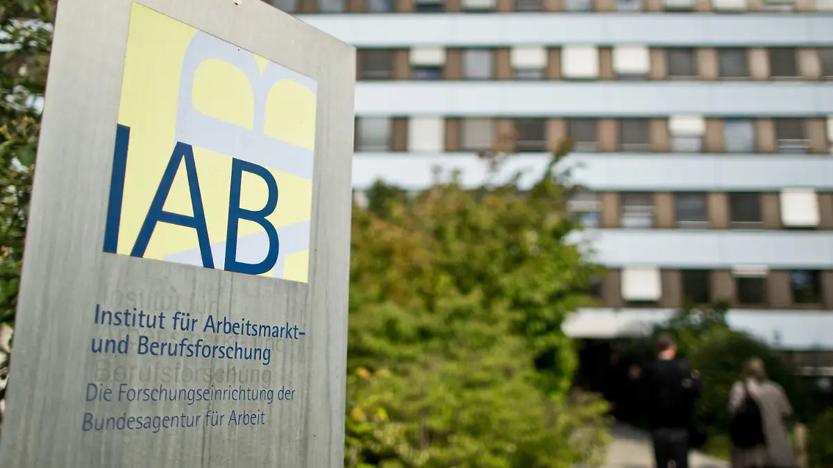 ARCHIV - 16.06.2015, Bayern, Nürnberg: «IAB - Institut für Arbeitsmarkt- und Berufsforschung», ist auf einem Schild vor dem Gebäude der Behörde zu lesen. (Zu dpa "IAB-Ökonomen: Deutsche Wirtschaft bricht wegen Corona-Krise ein") Foto: picture alliance / Daniel Karmann/dpa +++ dpa-Bildfunk +++