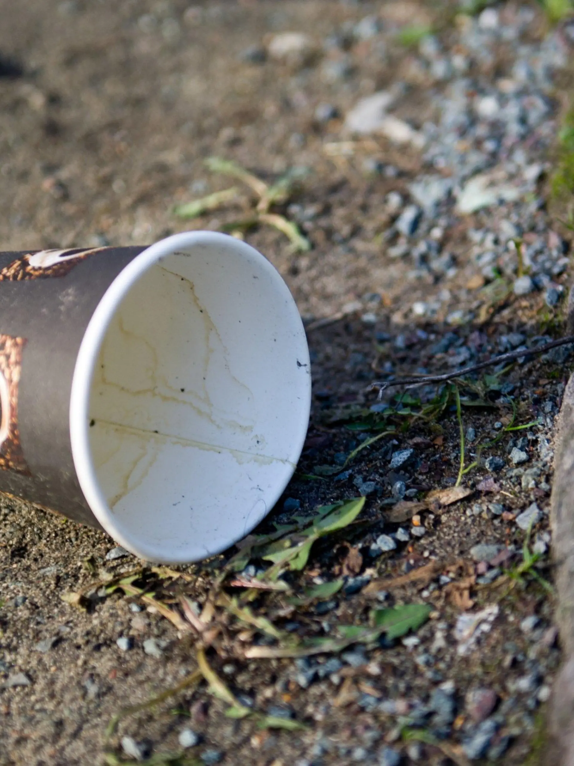 ARCHIV - Ein leerer Kaffeebecher liegt am 10.02.2014 in Berlin auf dem Boden. Mit einer Kampagne für Mehrweg-Kaffeebecher will die Verbraucherzentrale Hamburg die zunehmende Müllflut durch den beliebten Coffee to go eindämmen. Foto: Inga Kjer/dpa (zu dpa "Verbraucherzentrale startet Aktion gegen Einweg-Kaffeebecher" vom 26.11.2014) +++(c) dpa - Bildfunk+++