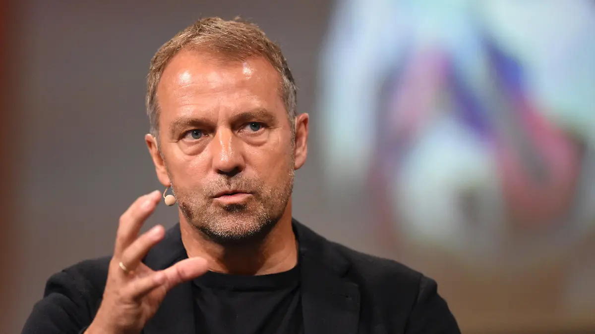 ARCHIV - 24.07.2023, Bremen: Hansi Flick, Trainer der deutschen Fußballnationalmannschaft, nimmt beim Internationalen Trainer-Kongress der BDFL, den der Bund Deutscher Fußball-Lehrer (BDFL) veranstaltet, an einem Bühnengespräch teil. Flick besucht das Eröffnungsspiel der neuen Bundesliga-Saison zwischen Werder Bremen und Bayern München. (zu dpa: «Bericht: Flick sieht EM-Kandidaten in Bremen, Leverkusen und Barcelona») Foto: Carmen Jaspersen/dpa +++ dpa-Bildfunk +++