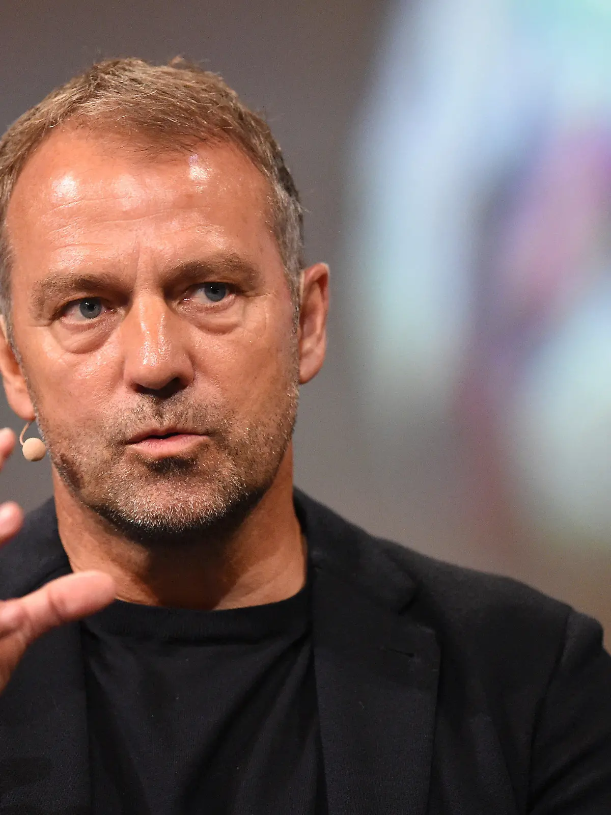 ARCHIV - 24.07.2023, Bremen: Hansi Flick, Trainer der deutschen Fußballnationalmannschaft, nimmt beim Internationalen Trainer-Kongress der BDFL, den der Bund Deutscher Fußball-Lehrer (BDFL) veranstaltet, an einem Bühnengespräch teil. Flick besucht das Eröffnungsspiel der neuen Bundesliga-Saison zwischen Werder Bremen und Bayern München. (zu dpa: «Bericht: Flick sieht EM-Kandidaten in Bremen, Leverkusen und Barcelona») Foto: Carmen Jaspersen/dpa +++ dpa-Bildfunk +++