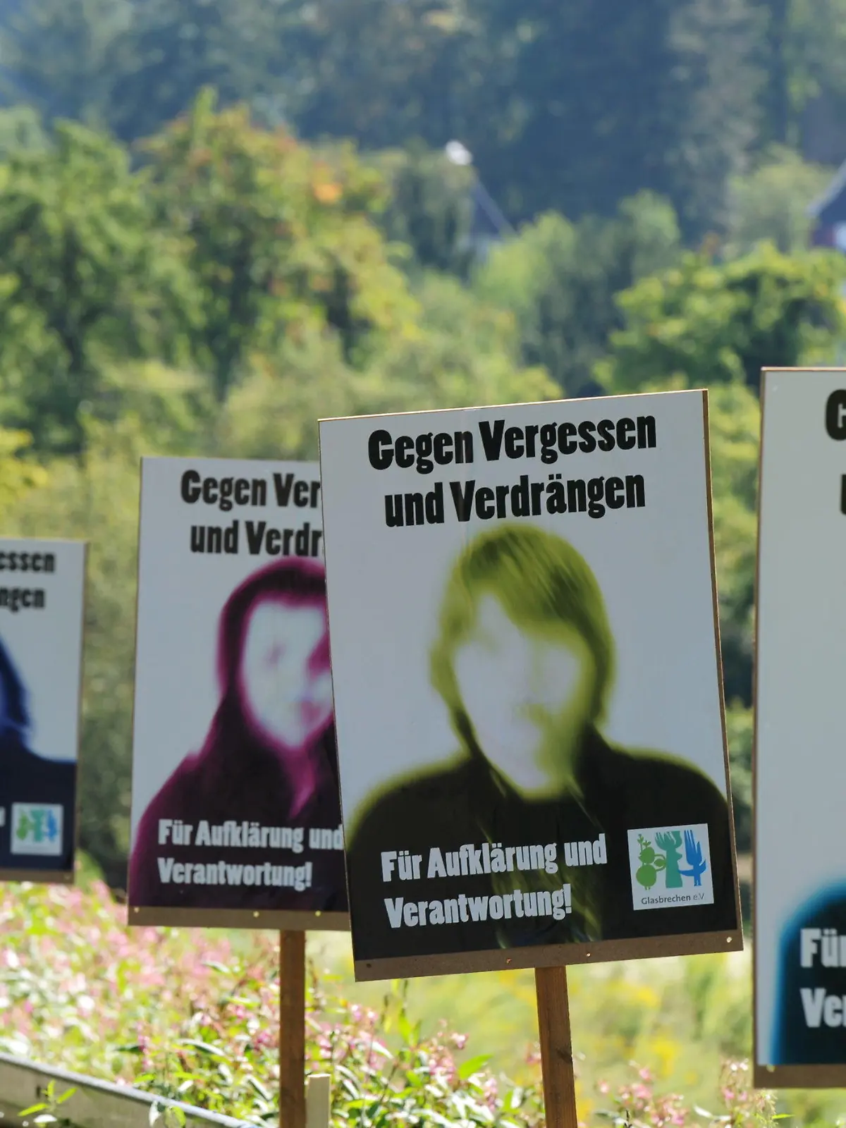 ARCHIV - Mahntafeln stehen am 20.08.2011 bei Ober-Hambach (Kreis Bergstraße) nahe der Odenwaldschule an einer Straße. Der Runde Tisch gegen Kindesmissbrauch will am 20.02.2013 in Berlin eine Bilanz seiner vor 15 Monaten veröffentlichten Empfehlungen ziehen. Die Bundesregierung hatten den Runden Tisch 2010 mit drei Bundesministern, Ländervertretern und Opferverbänden eingerichtet, nachdem mehrere spektakuläre Fälle von sexuellem Kindesmissbrauch in Schulen, Heimen und Kirchen die Öffentlichkeit erschüttert hatten. Foto: Arne Dedert/dpa +++(c) dpa - Bildfunk+++