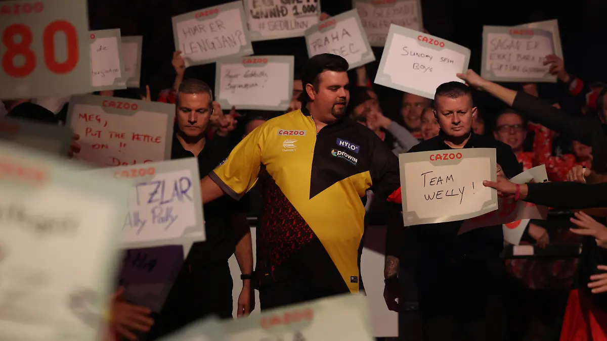 RECORD DATE NOT STATED 27th December 2022, Alexandra Palace, London, England 2022/23 PDC Cazoo World Darts Championships Day 10 Evening Session Gabriel Clemens is introduced to the crowd for his match with Jim Williams PUBLICATIONxNOTxINxUK ActionPlus12461336 ShaunxBrooks