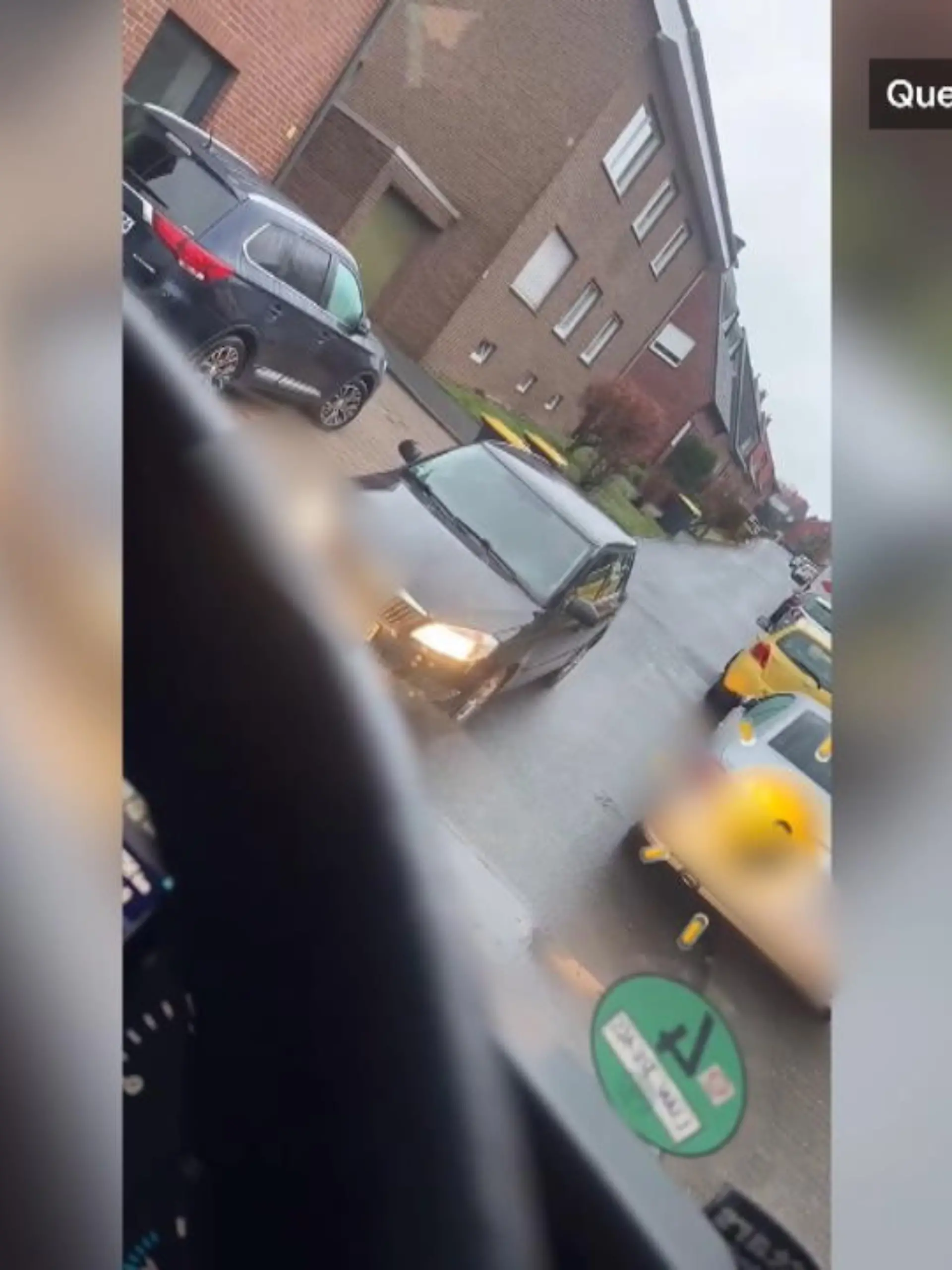 Tag 1 vor Heiligabend – es hätte so schön werden können. So startet ein TikTok-Video eines Müllabfuhr-Fahrers in Südkirchen (Nordrhein-Westfalen) – doch dann kommt alles ganz anders. Ein Autofahrer blockiert die Straße und sieht nicht ein zurückzusetzen. Er is scheinbar der Meinung, dass der Müllabfuhr-Fahrer mit Vorsatz den Weg versperrt. Der Streit eskaliert komplett, sogar die Polizei muss anrücken. Wie der irre Vorfahrts-Streit endet, sehen Sie in unserem Video. 