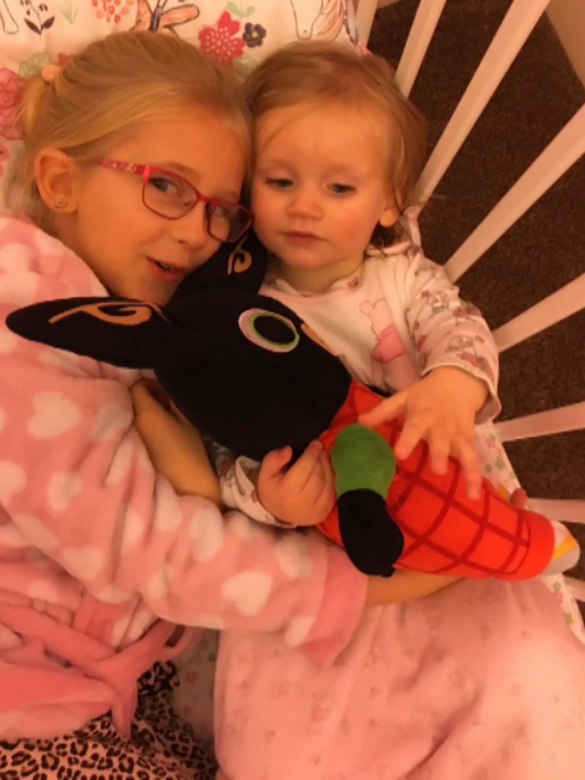Die kleine Hailey Thompson (rechts) war ein gesundes Mädchen. Hier kuschelt sie noch mit ihrer Schwester Charlotte.