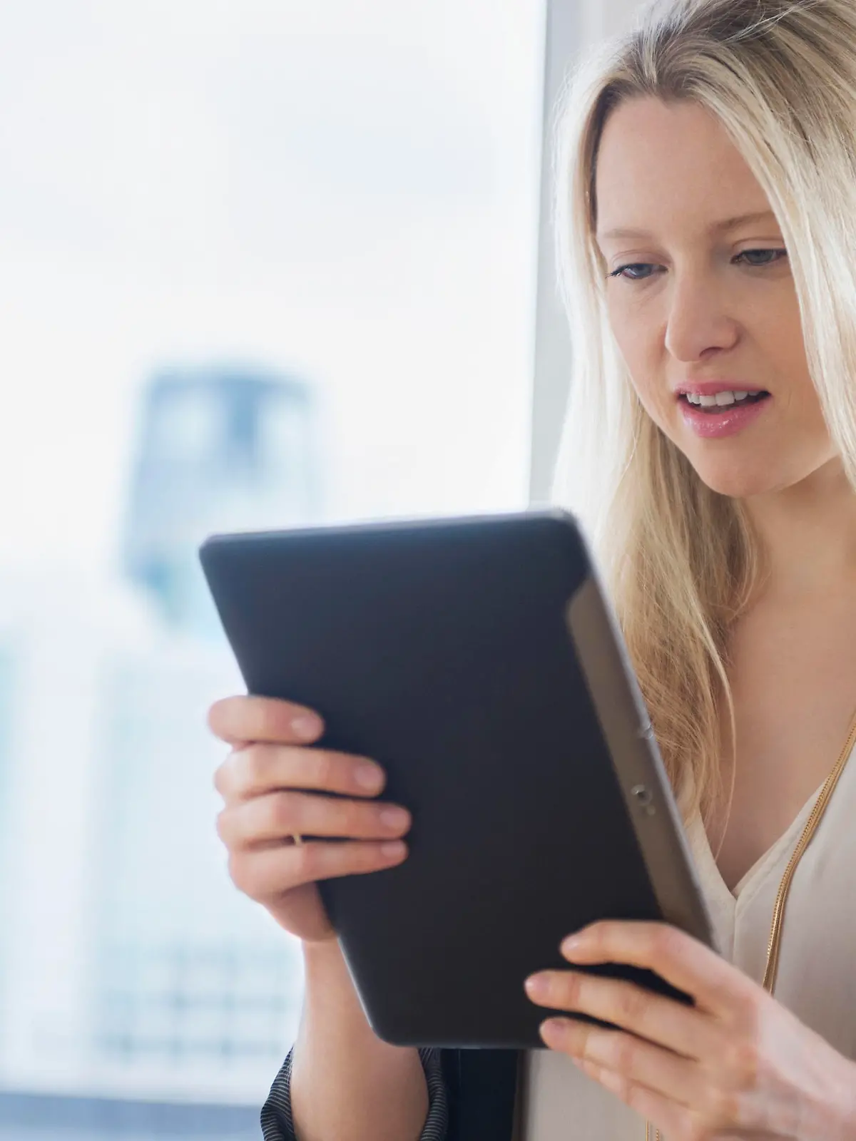 Businesswoman with digital tablet, Geschaeftsfrau mit Tablet Computer Keine Weitergabe an Drittverwerter.