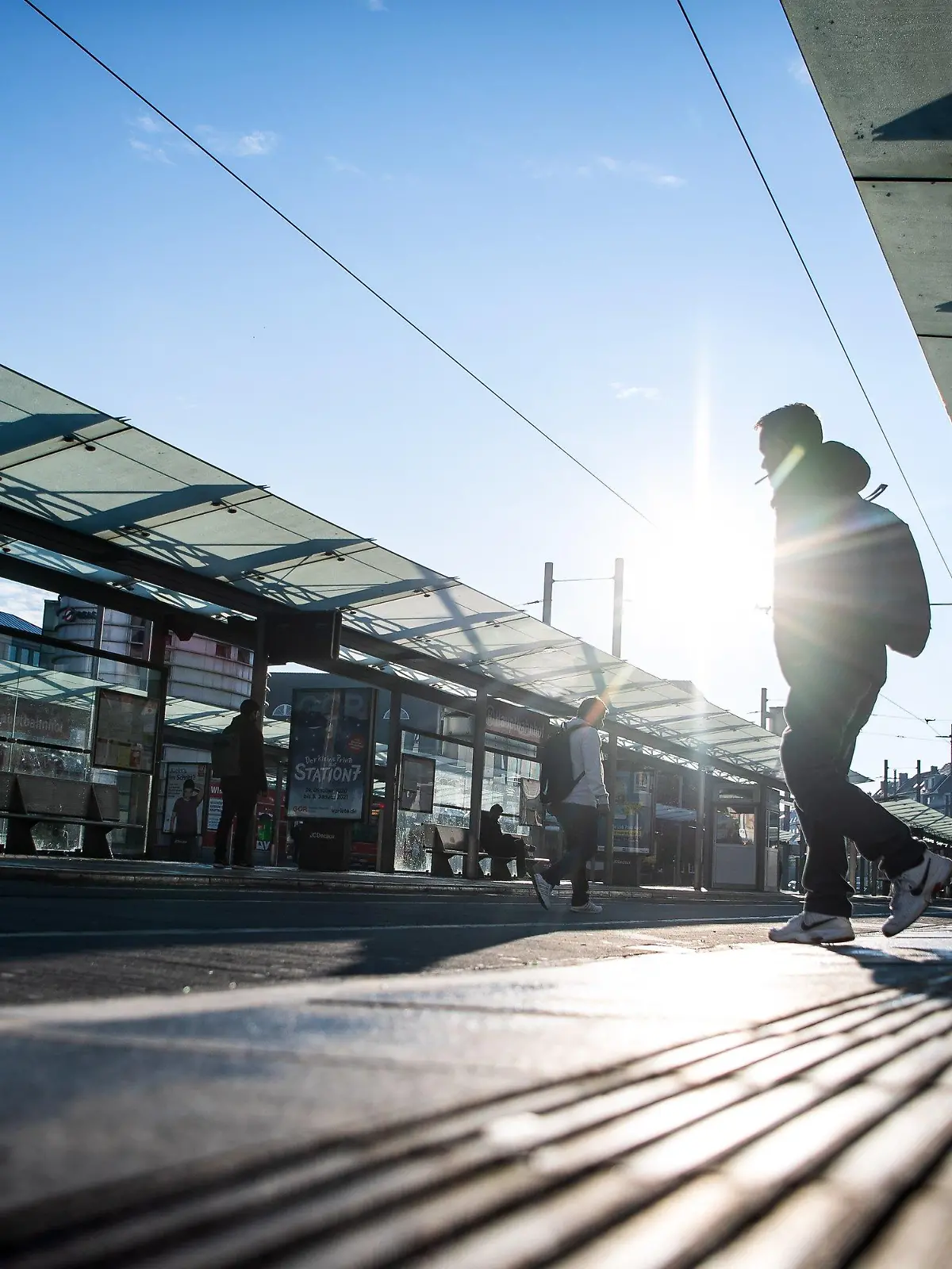 ARCHIV - 29.09.2020, Bremen: Ein einzelner Mann läuft über die leere Bushaltestelle Hauptbahnhof. (zu dpa «Gewerkschaft warnt vor Einschnitten im ÖPNV wegen Deutschlandticket») Foto: Sina Schuldt/dpa +++ dpa-Bildfunk +++
